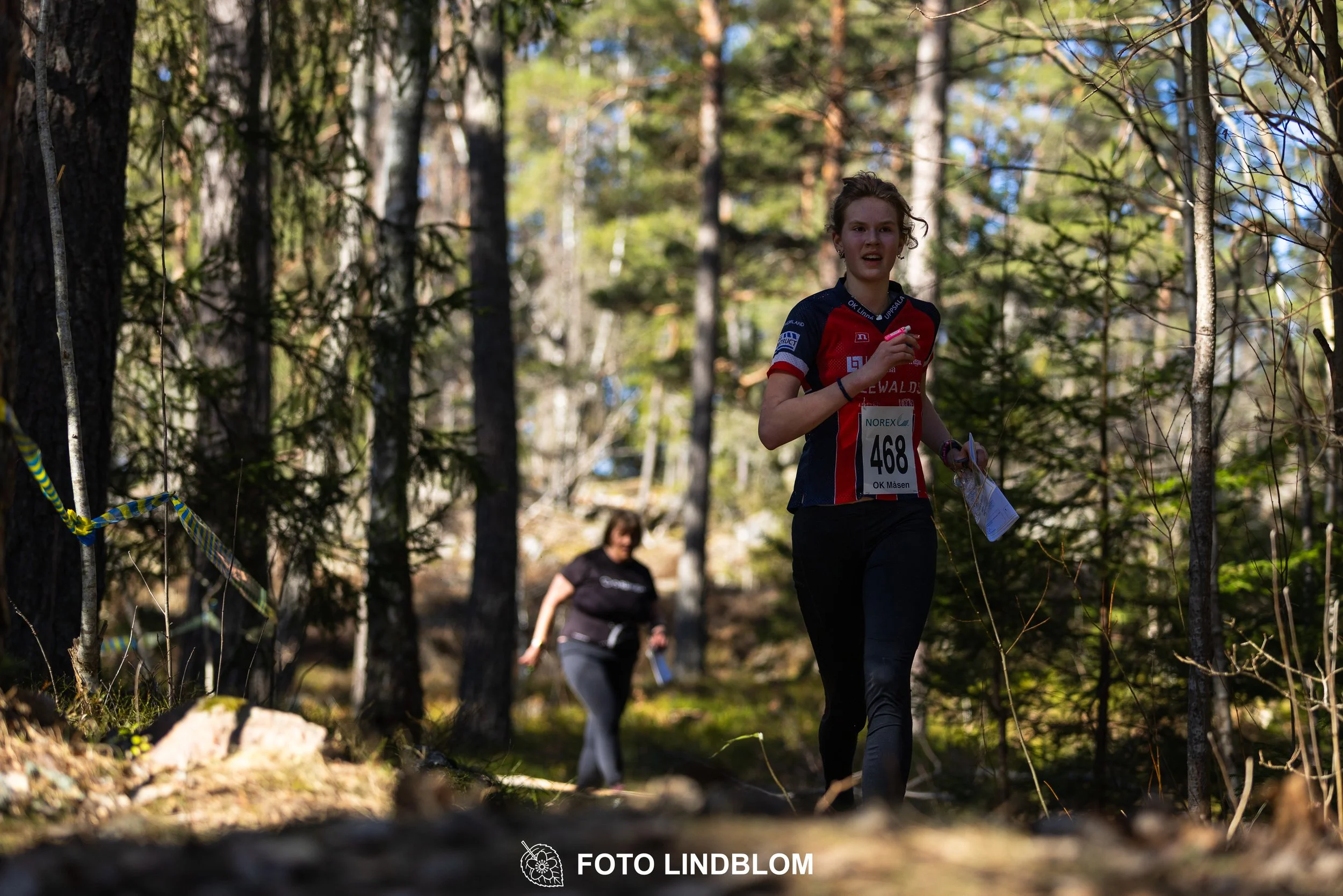 Team relay action at Måsenstafetten 2026, an orienteering competition in forest terrain, photographed by Foto Lindblom.