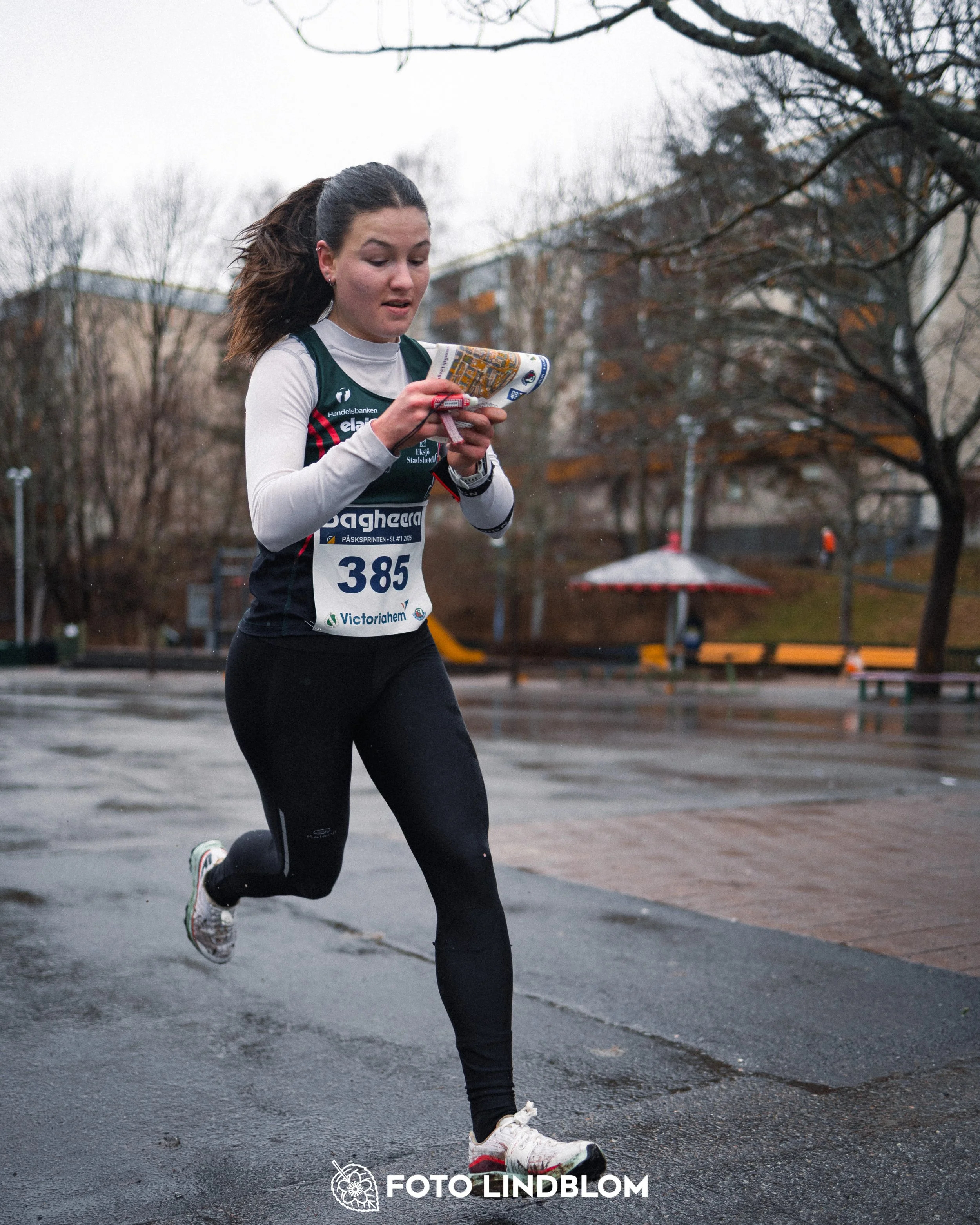 A scene from the opening Swedish League orienteering event of 2026 held in Rinkeby, captured by Foto Lindblom.