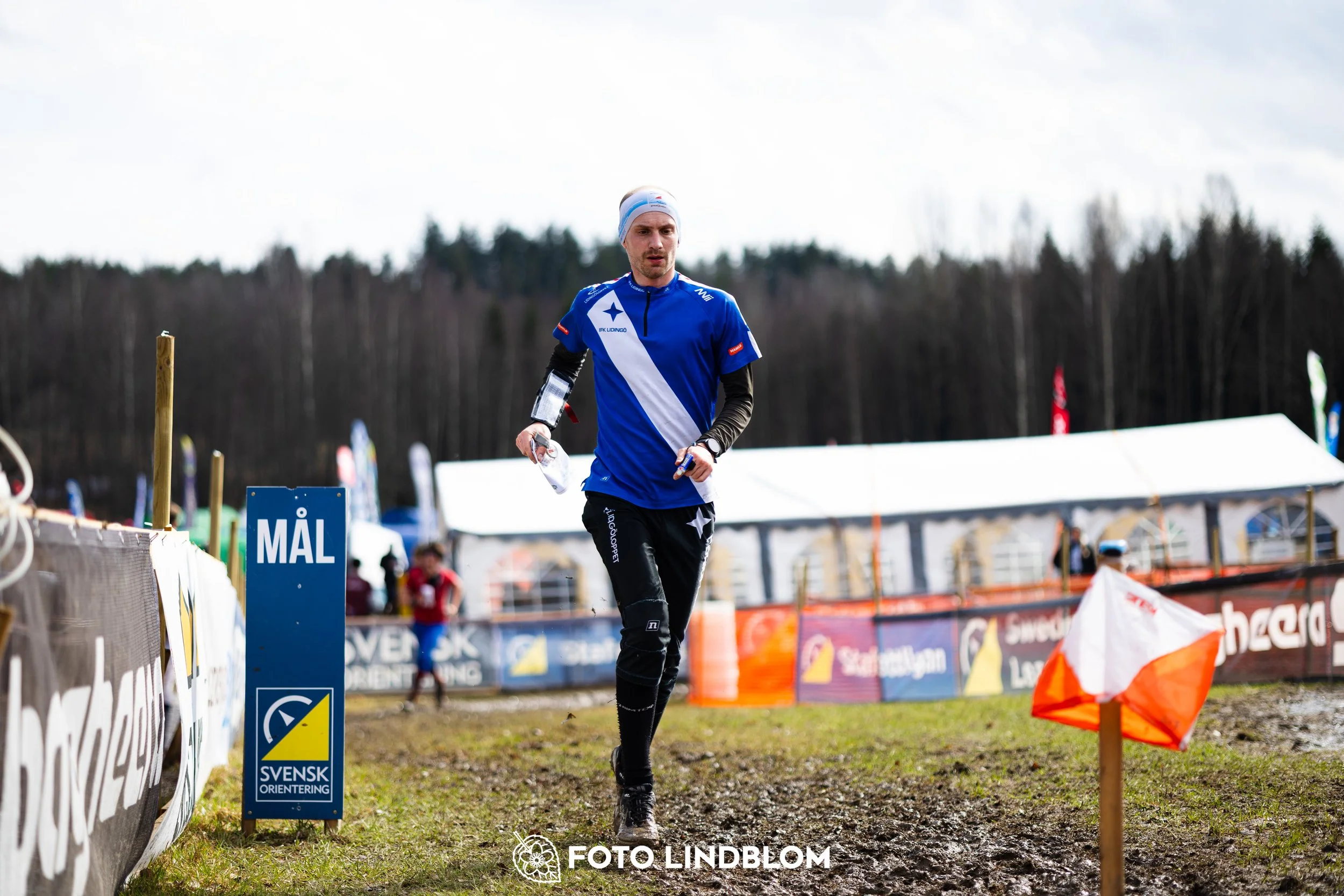 A moment from the 2026 Swedish League middle distance orienteering event in Kolmården, captured by Foto Lindblom.