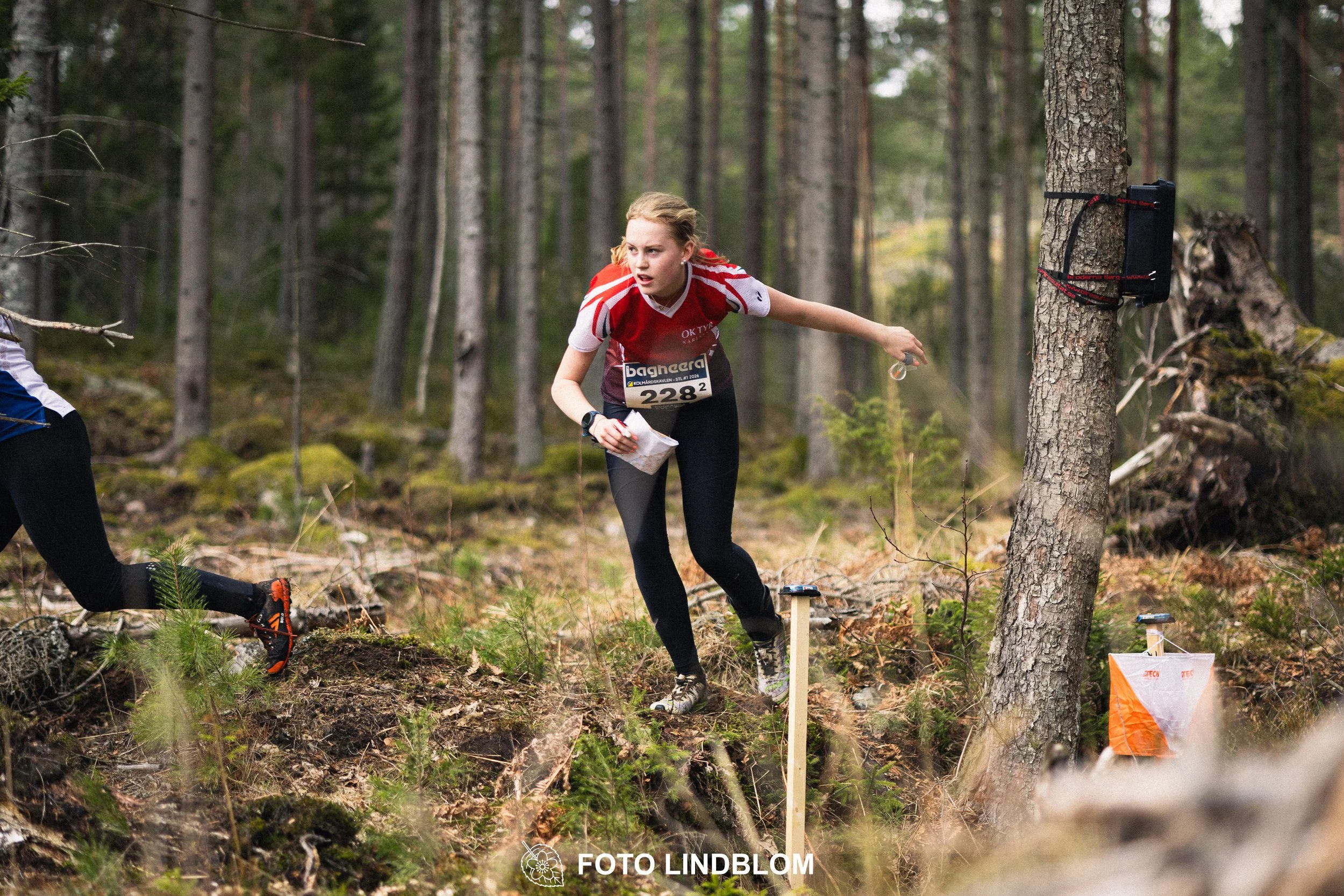 A photo from a relay race in Kolmården during the Swedish orienteering season 2026, captured by Foto Lindblom.