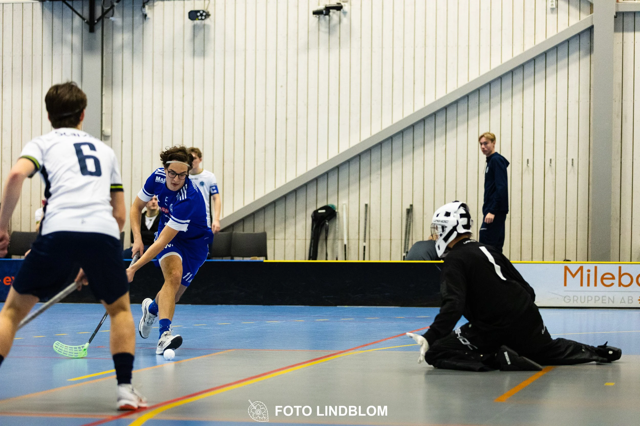 Images of people playing floorball wearing Värmdö IF and FBC Sollentuna team gear. 