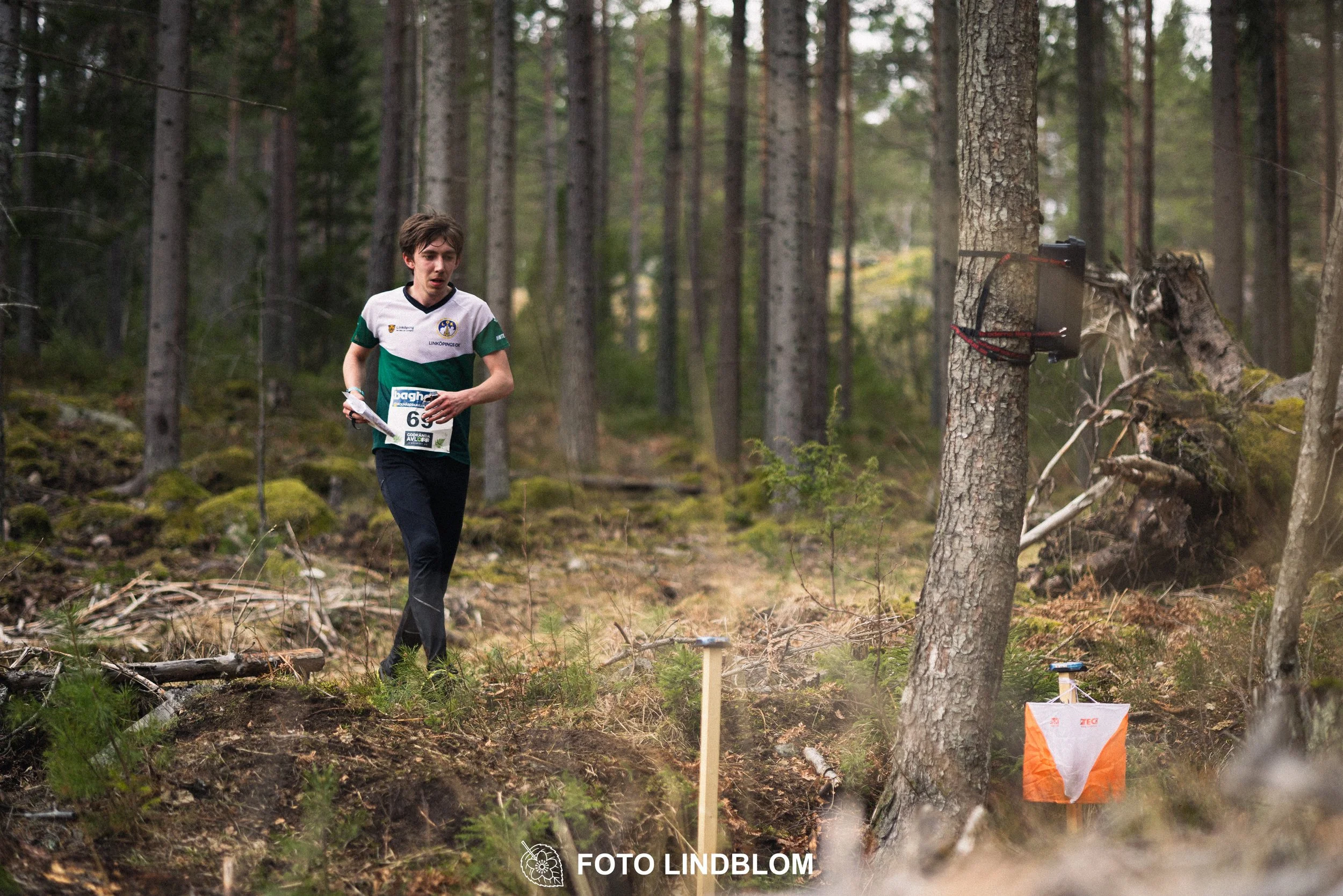 A photo from a relay race in Kolmården during the Swedish orienteering season 2026, captured by Foto Lindblom.