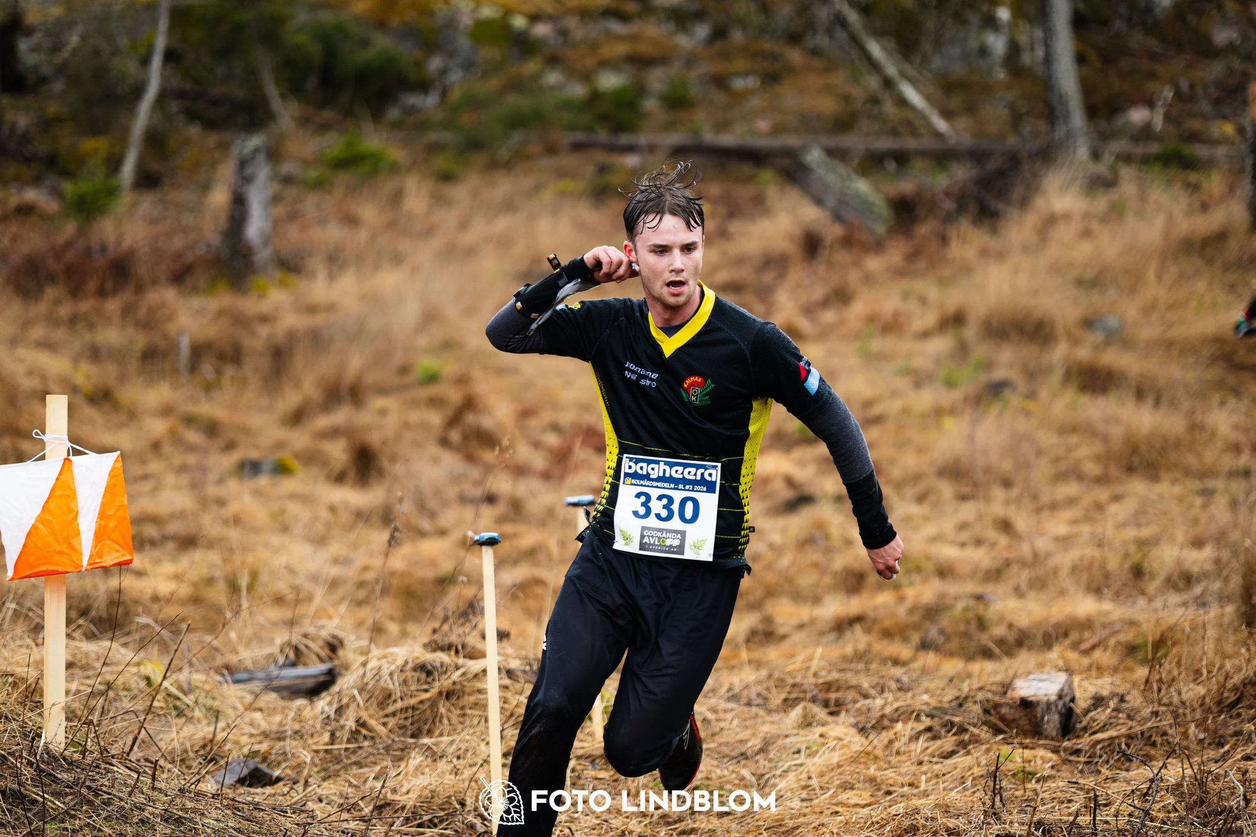 A moment from a middle distance orienteering race in Kolmården during the Swedish League 2026, captured by Foto Lindblom.