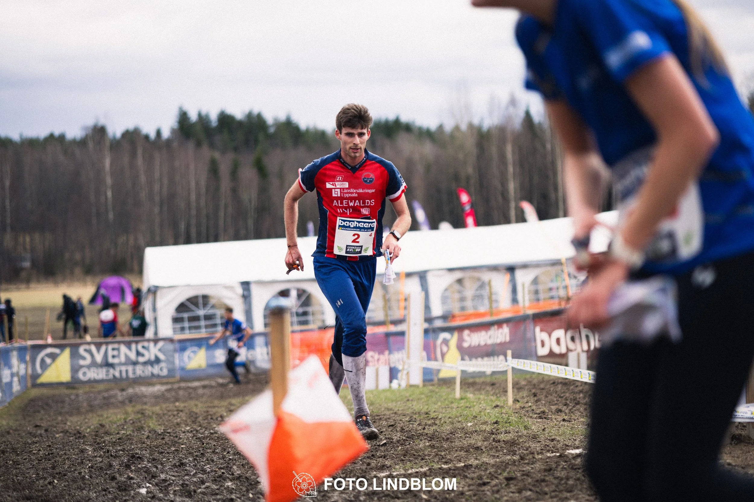 A photo from a Swedish relay orienteering event in Kolmården 2026, captured by Foto Lindblom.
