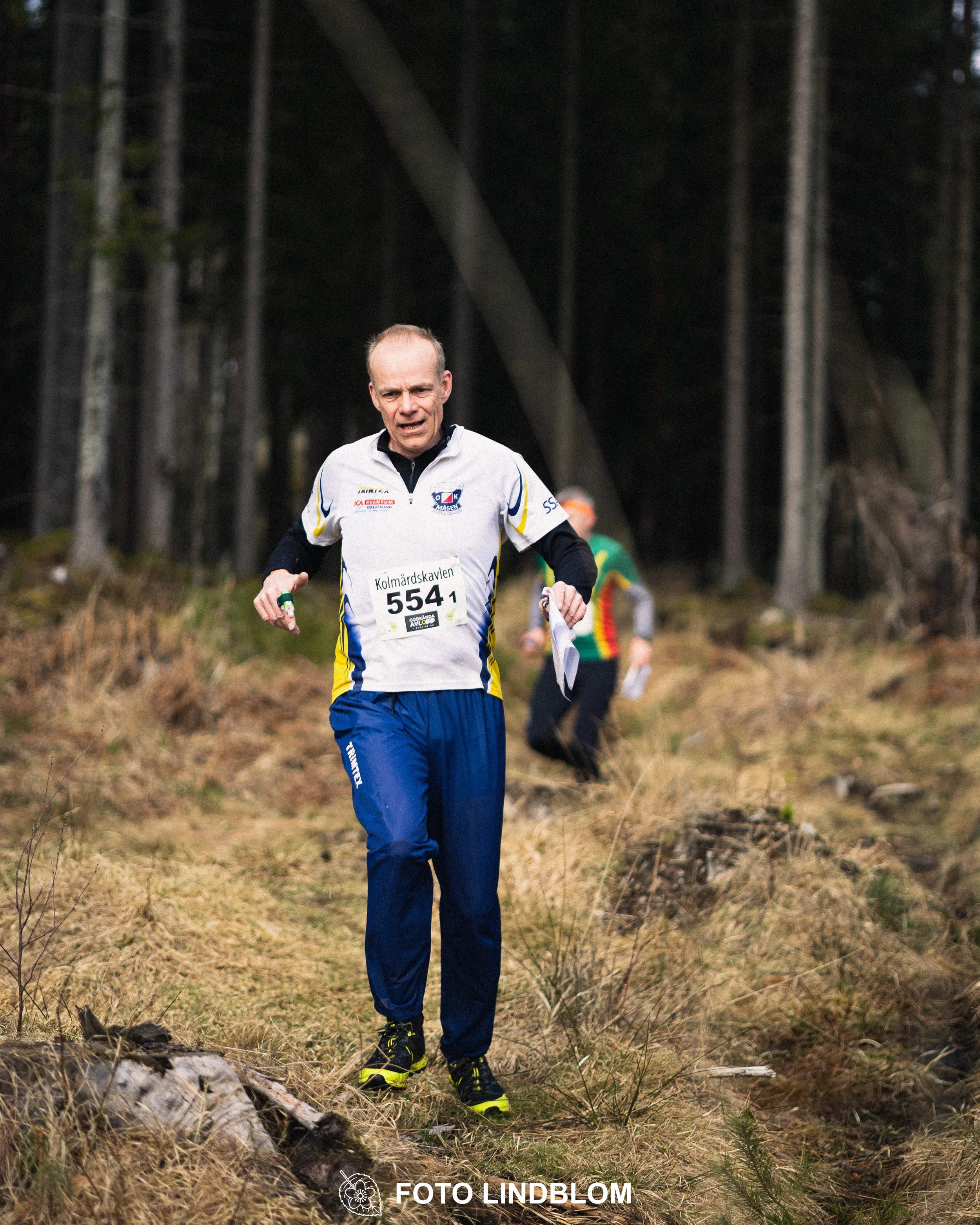 A photo from a relay race in Kolmården during the Swedish orienteering season 2026, captured by Foto Lindblom.