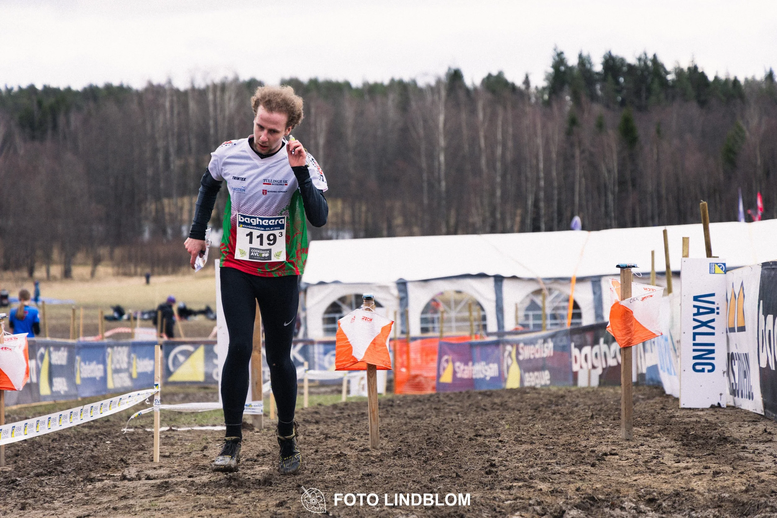 A scene from Kolmårdskavlen, the opening stage of the Swedish relay league 2026, captured by Foto Lindblom.
