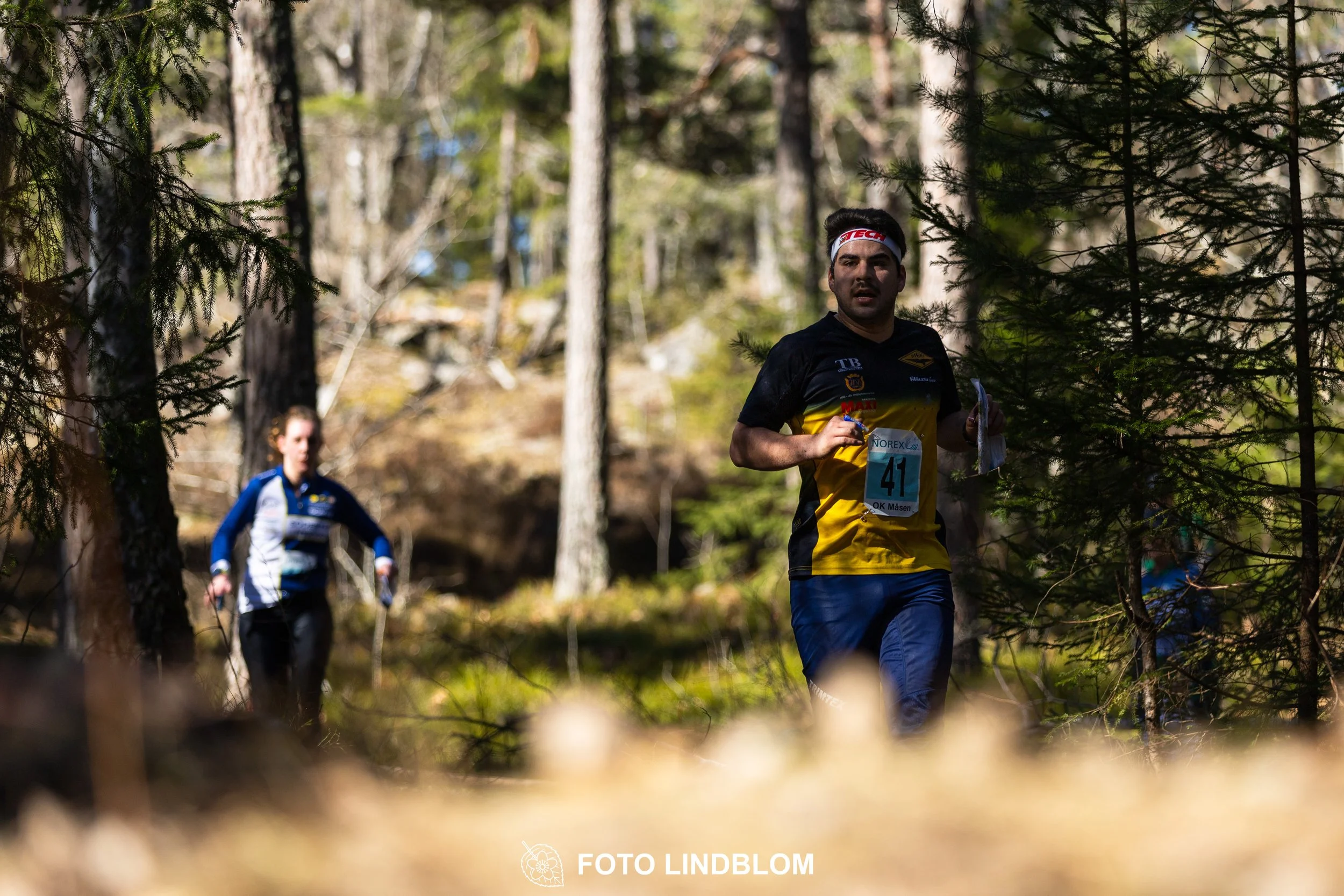 Photo of competitors during the Måsenstafetten 2026 team relay, taken in a wooded landscape by Foto Lindblom.