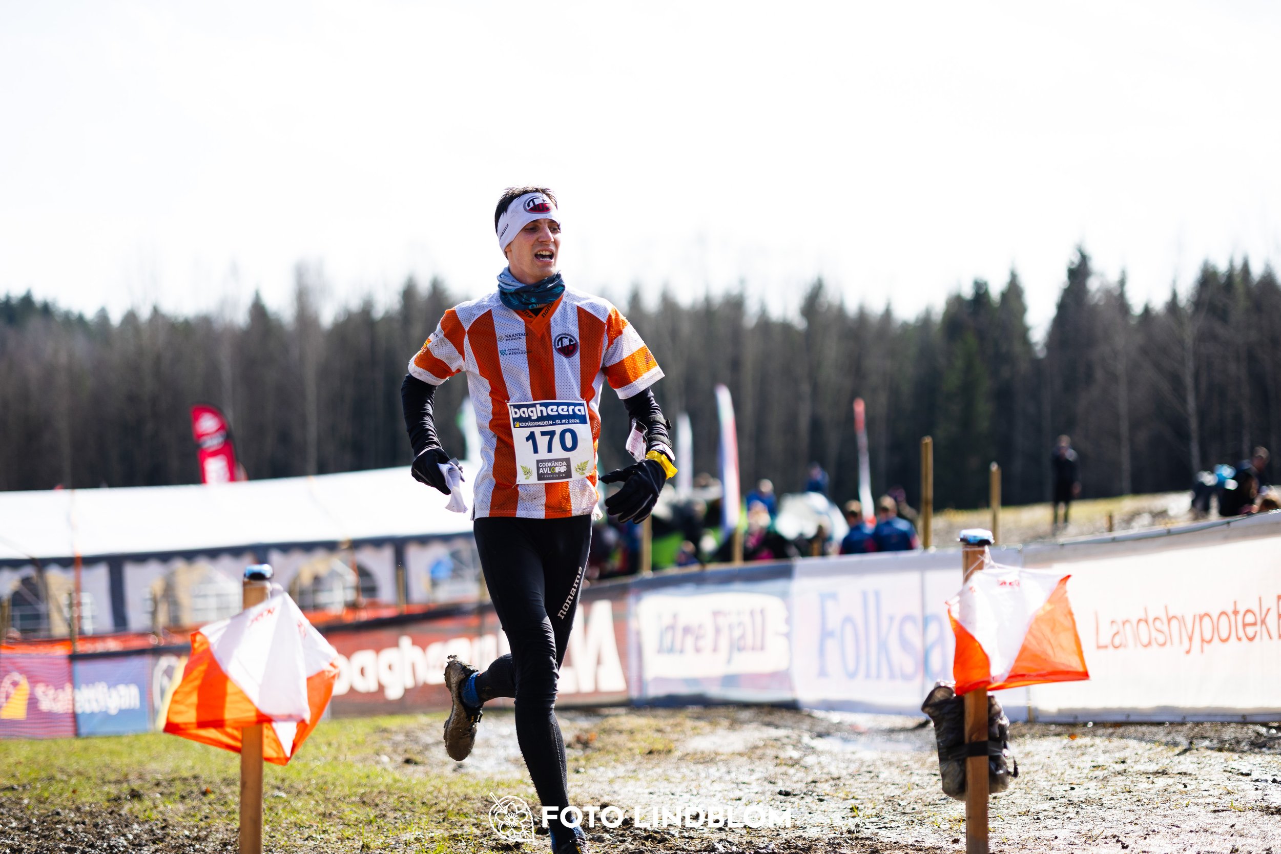 A scene from the Swedish League orienteering competition in Kolmården spring 2026, captured by Foto Lindblom.