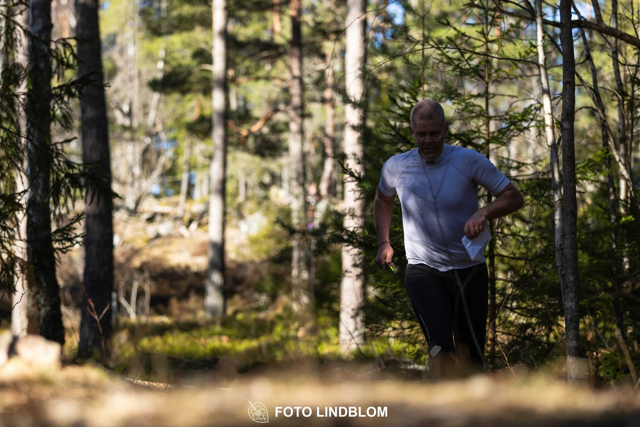 Photo of competitors during the Måsenstafetten 2026 team relay, taken in a wooded landscape by Foto Lindblom.