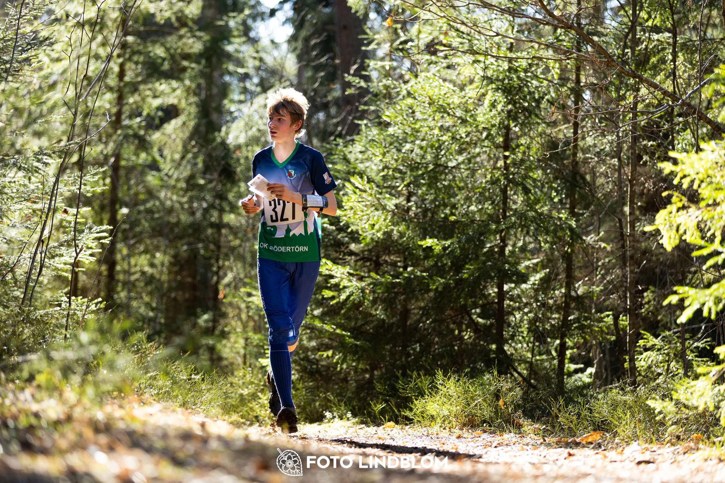 Forest orienteering action at Nyköpingsorienteringen 2026, documented in this photo by Foto Lindblom.