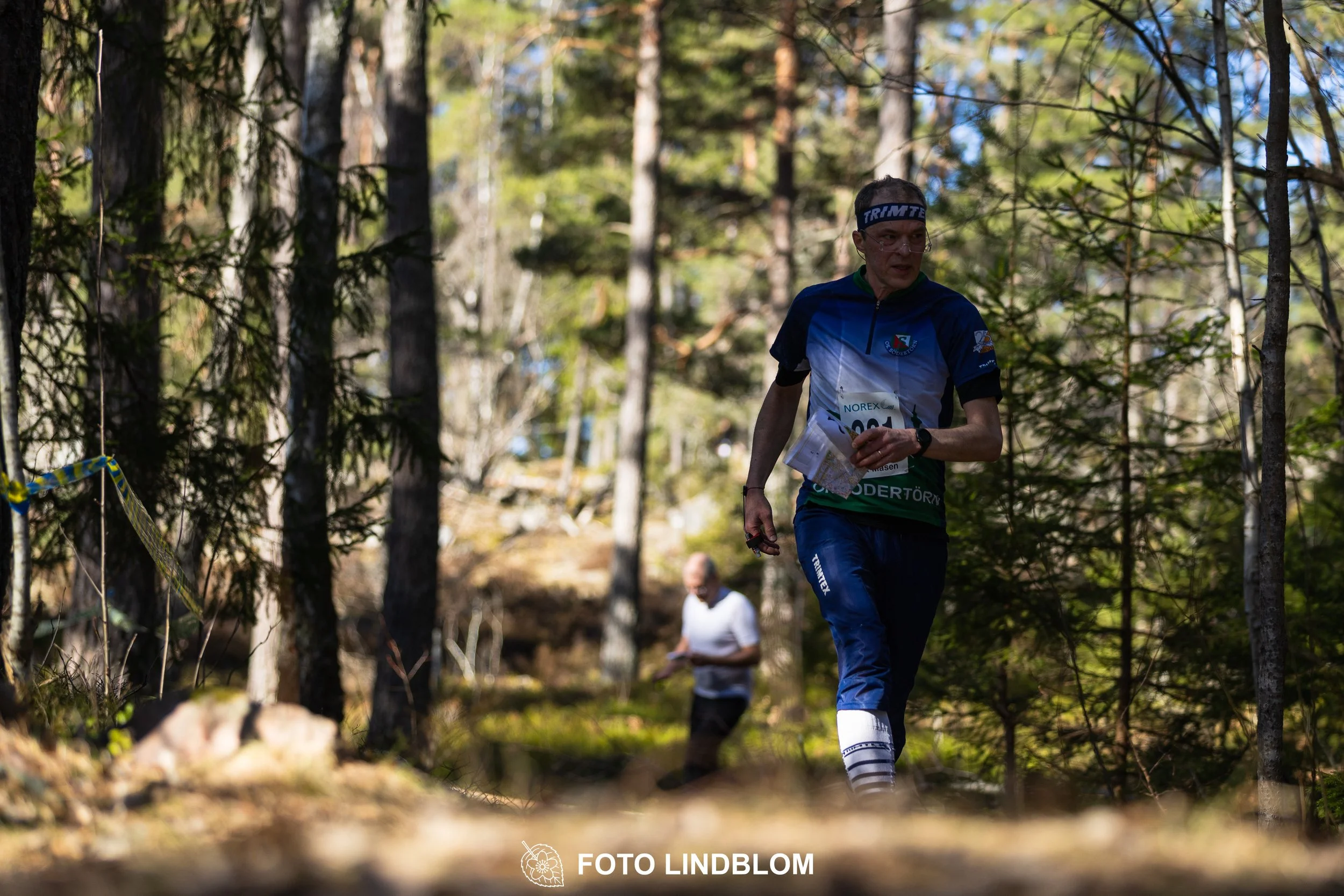 Forest relay orienteering at Måsenstafetten 2026, with teams competing in an endurance event, documented by Foto Lindblom.