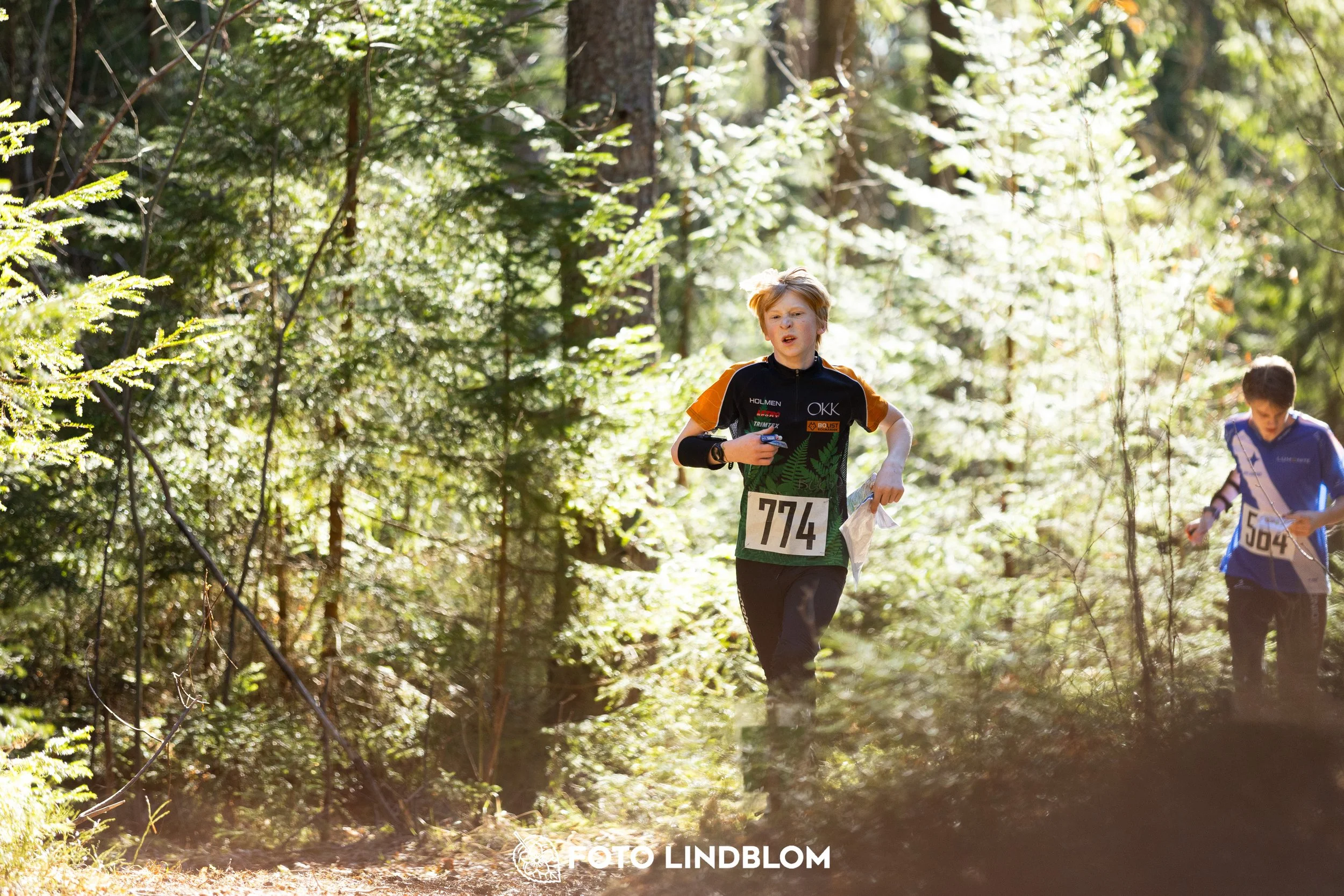 Photo of participants during the 2026 Nyköpingsorienteringen event in Sweden, taken in forest terrain by Foto Lindblom.