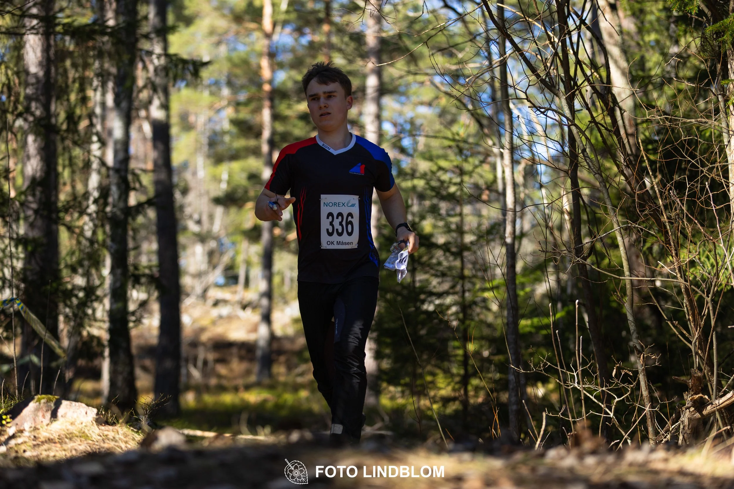 A relay-stage photo from Måsenstafetten 2026, featuring team-based orienteering competition, taken by Foto Lindblom.