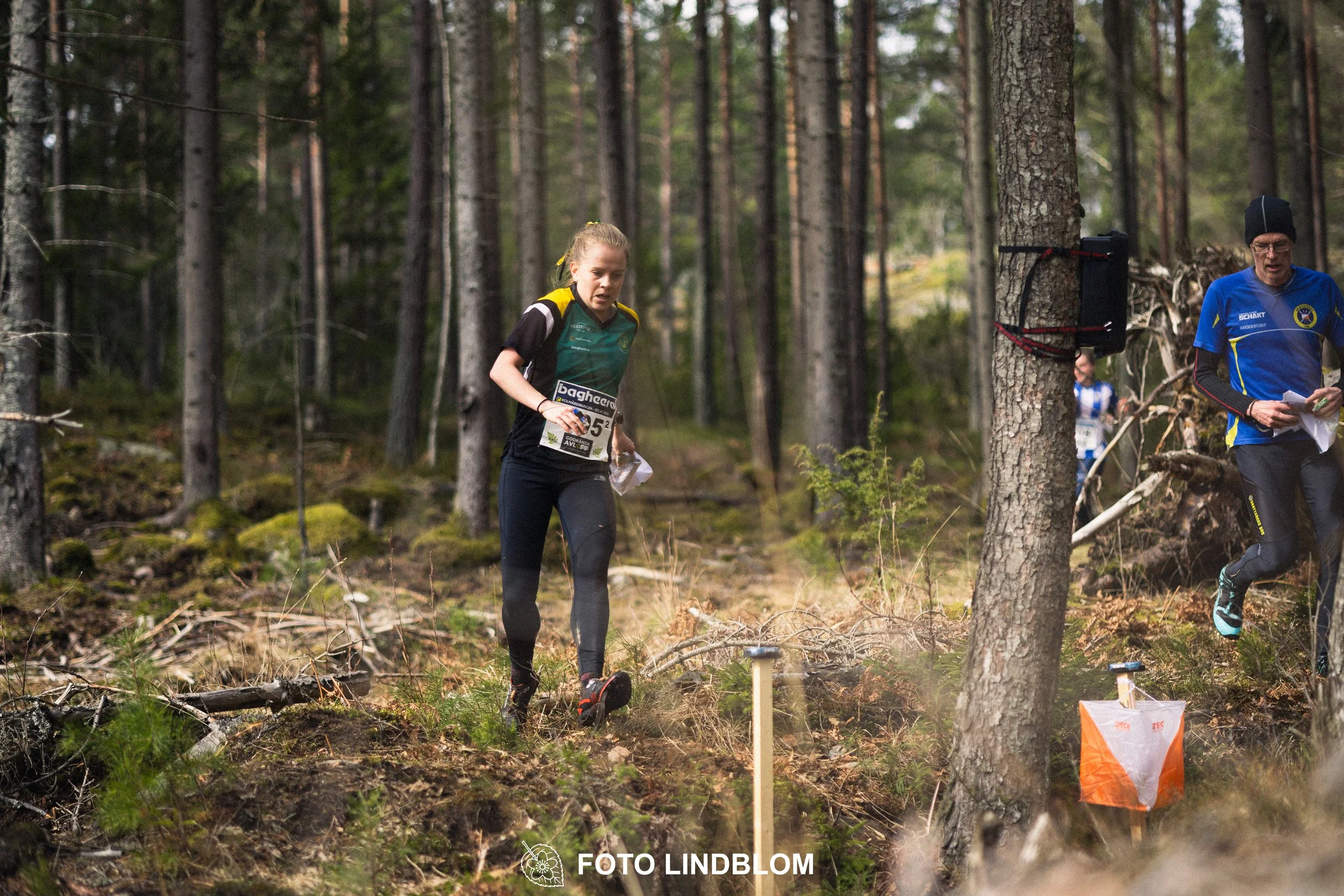 A photo from a relay race in Kolmården during the Swedish orienteering season 2026, captured by Foto Lindblom.