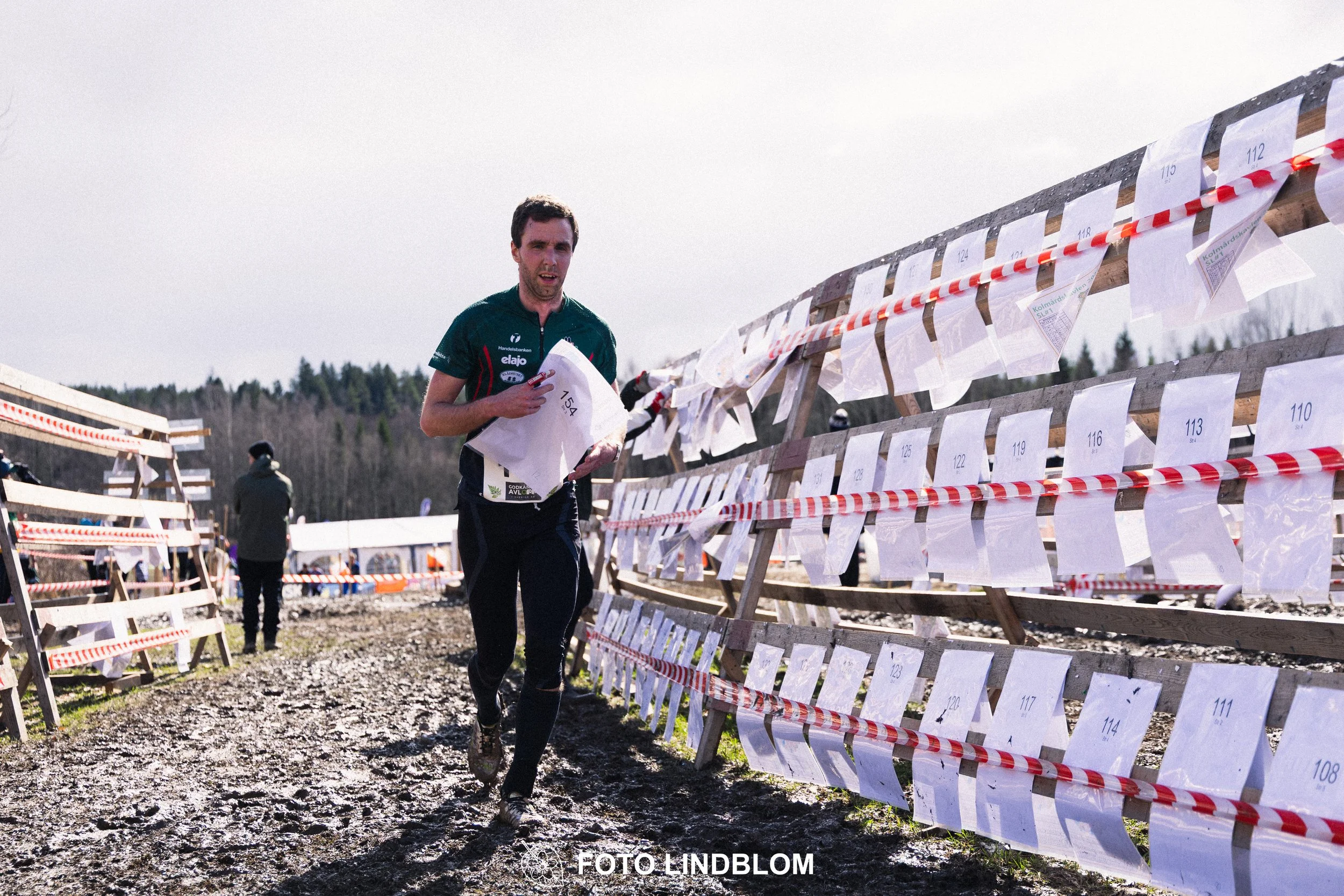 A photo from a relay orienteering competition in Kolmården during the 2026 Stafettligan season, captured by Foto Lindblom.