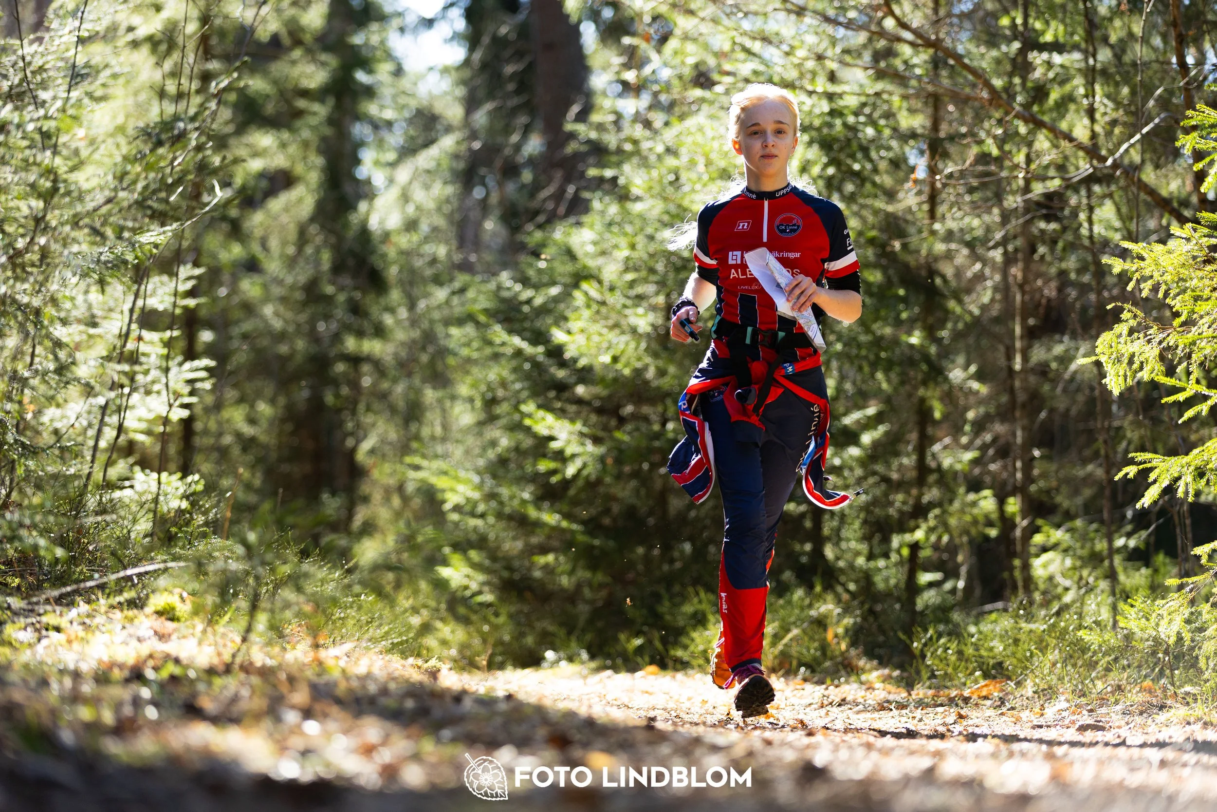 An image from Nyköpingsorienteringen 2026 featuring orienteers in a wooded landscape, shot by Foto Lindblom.