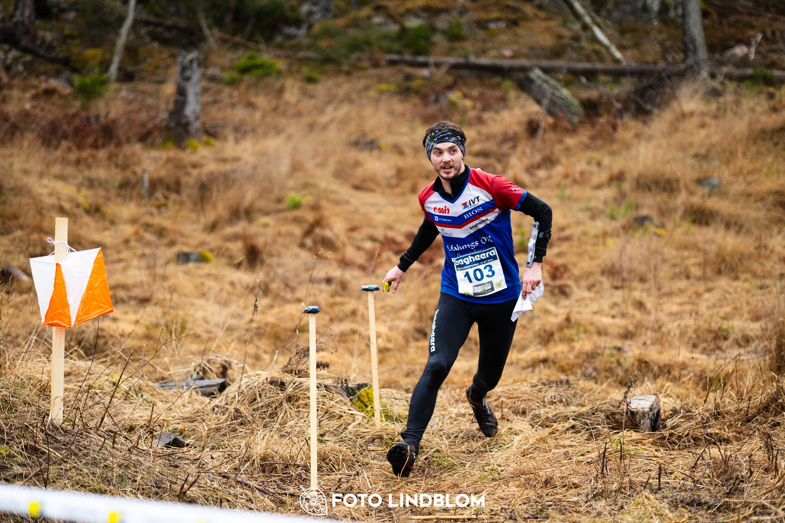 A moment from the 2026 Swedish League middle distance orienteering event in Kolmården, captured by Foto Lindblom.