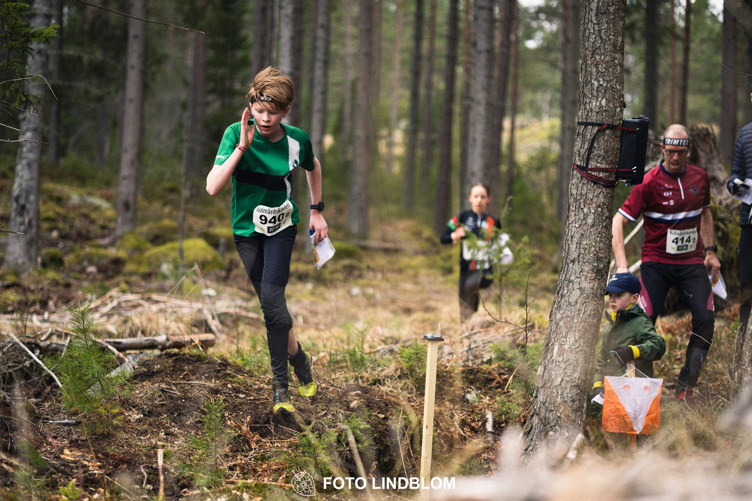 A photo from a relay race in Kolmården during the Swedish orienteering season 2026, captured by Foto Lindblom.