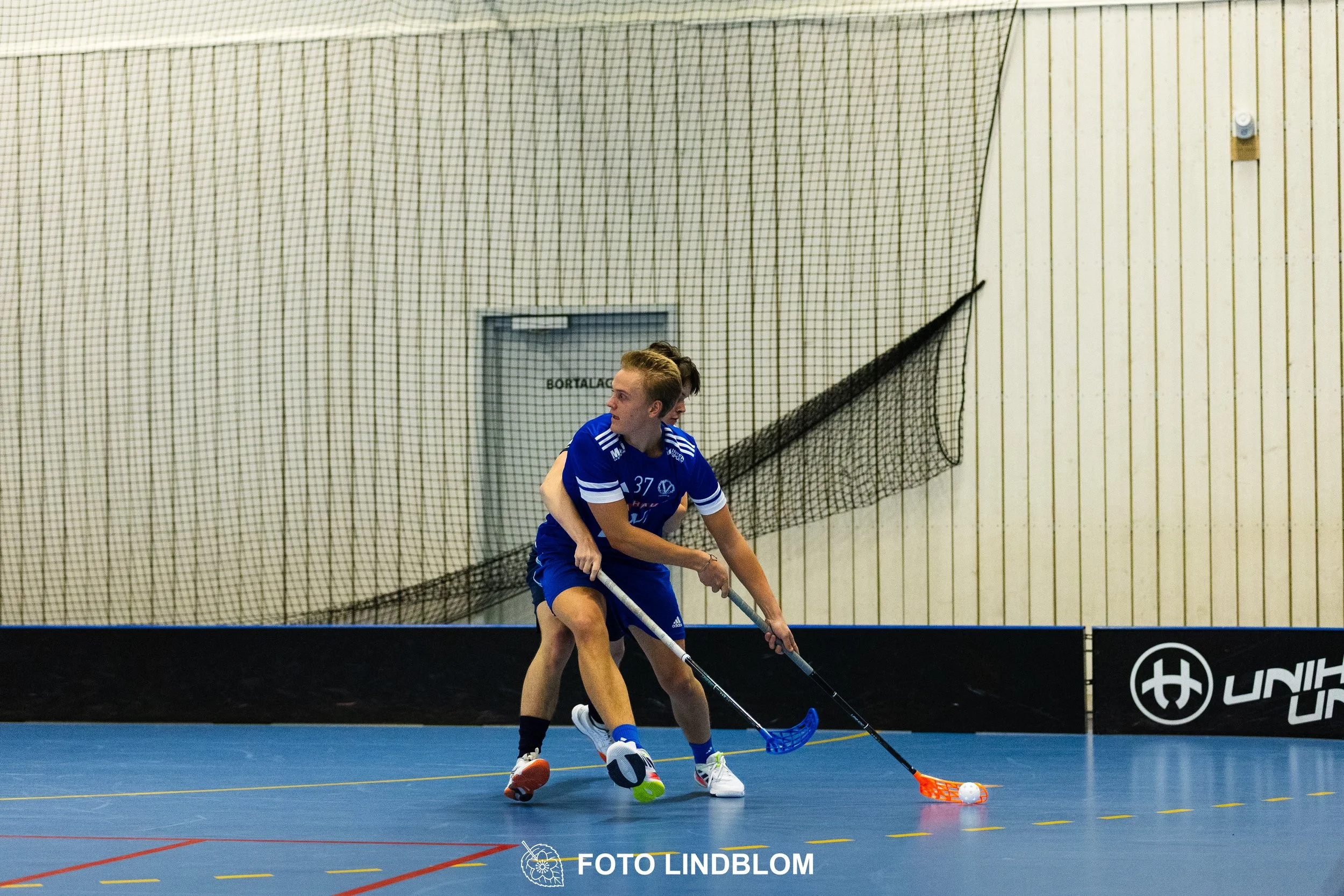 Images of people playing floorball wearing Värmdö IF and FBC Sollentuna team gear. 