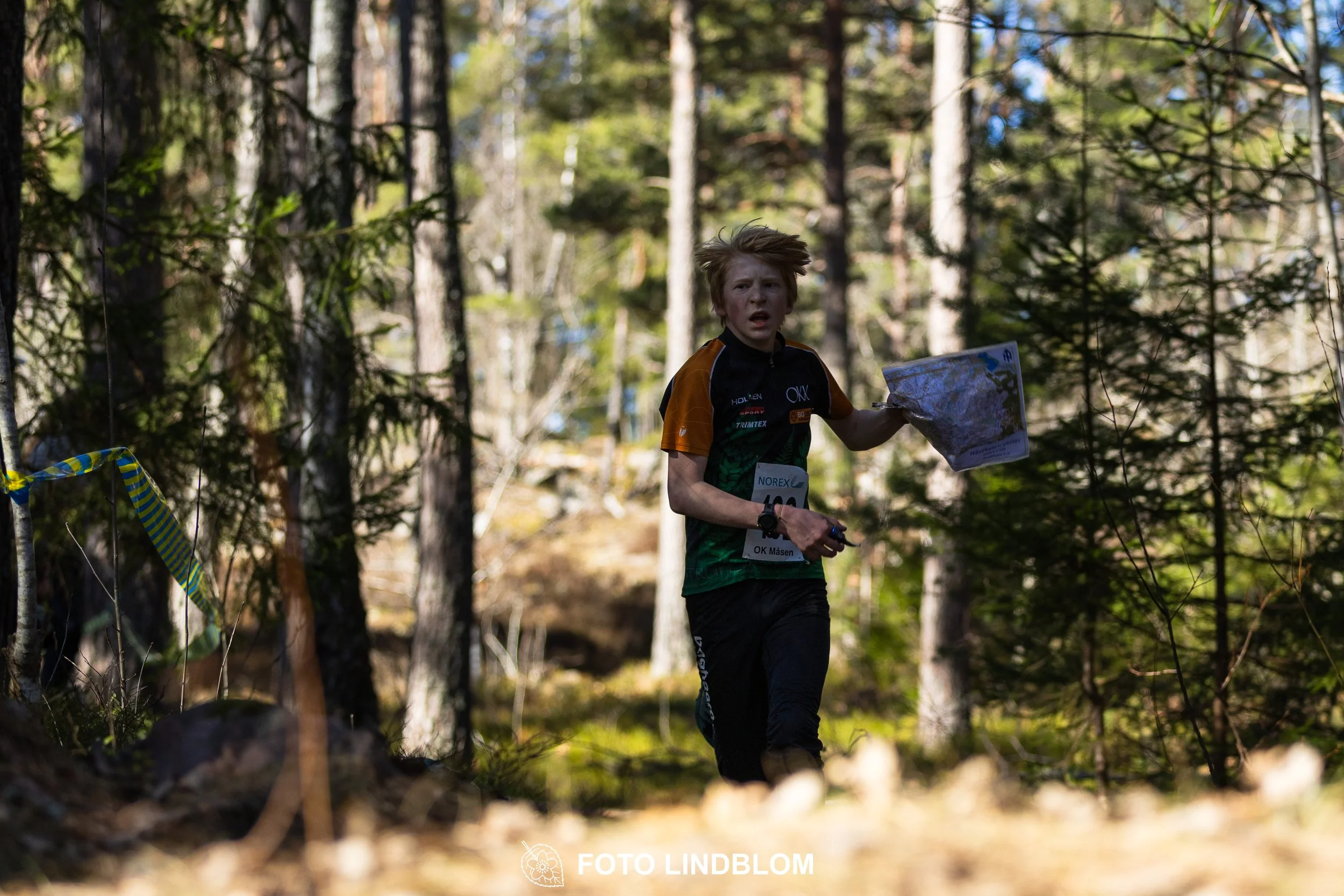 A relay-stage photo from Måsenstafetten 2026, featuring team-based orienteering competition, taken by Foto Lindblom.