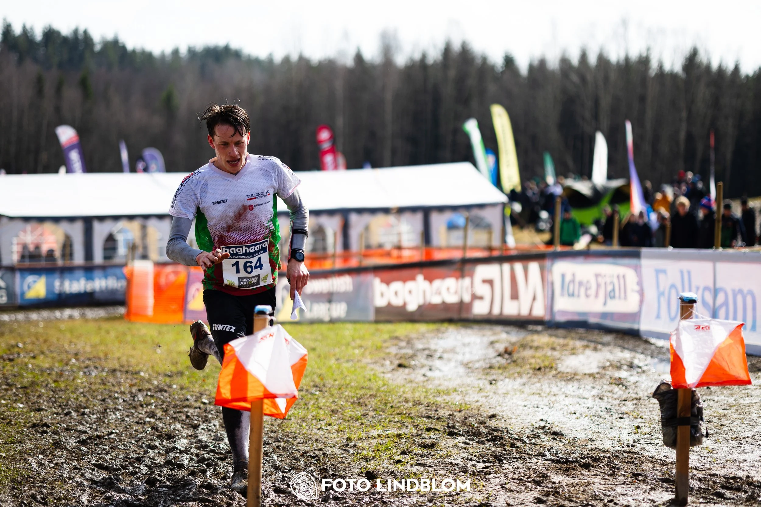 A photo from a forest orienteering competition in Kolmården as part of the Swedish League 2026 season, captured by Foto Lindblom.