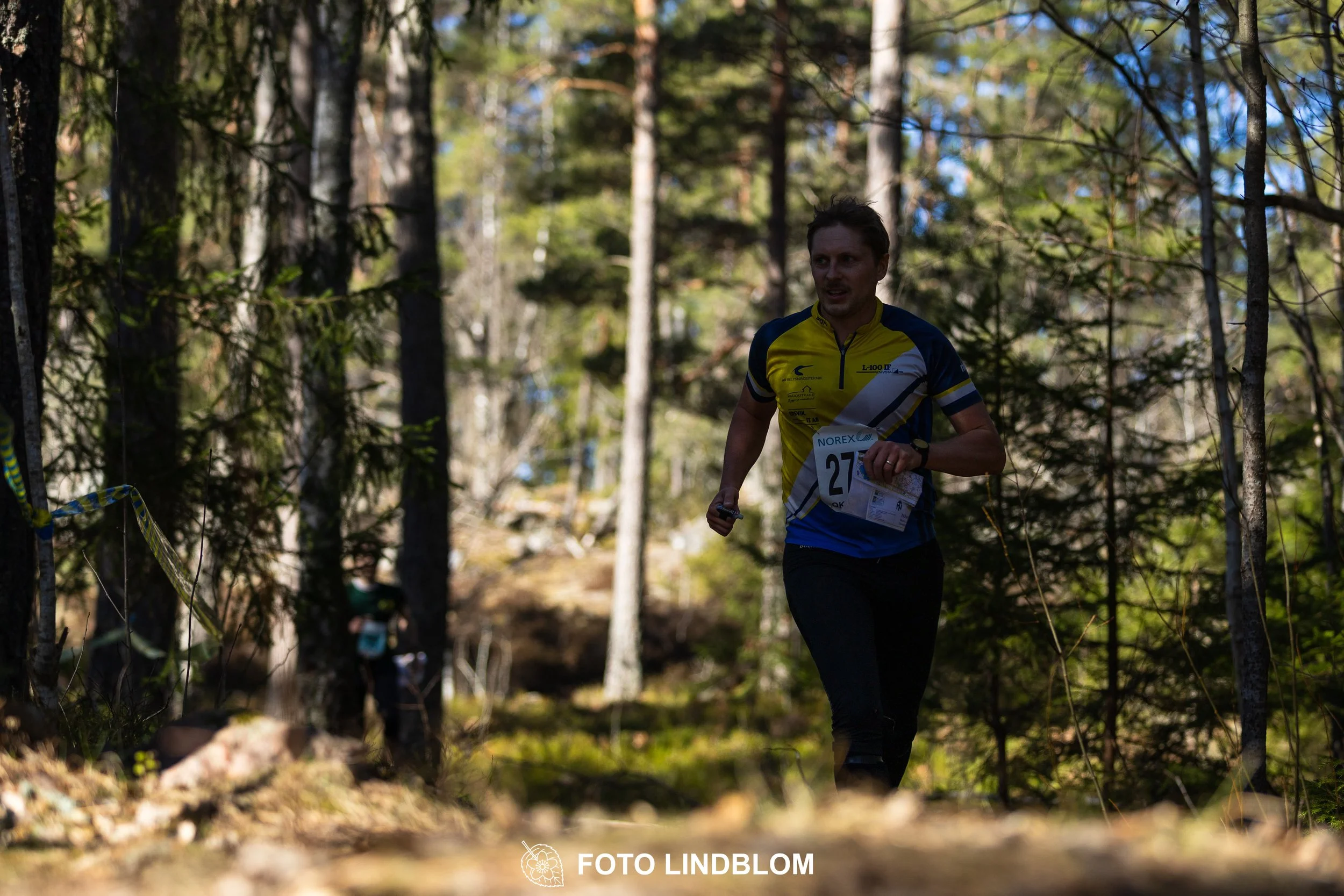Orienteering relay race at Måsenstafetten 2026, featuring club teams navigating with map and compass, captured by Foto Lindblom.