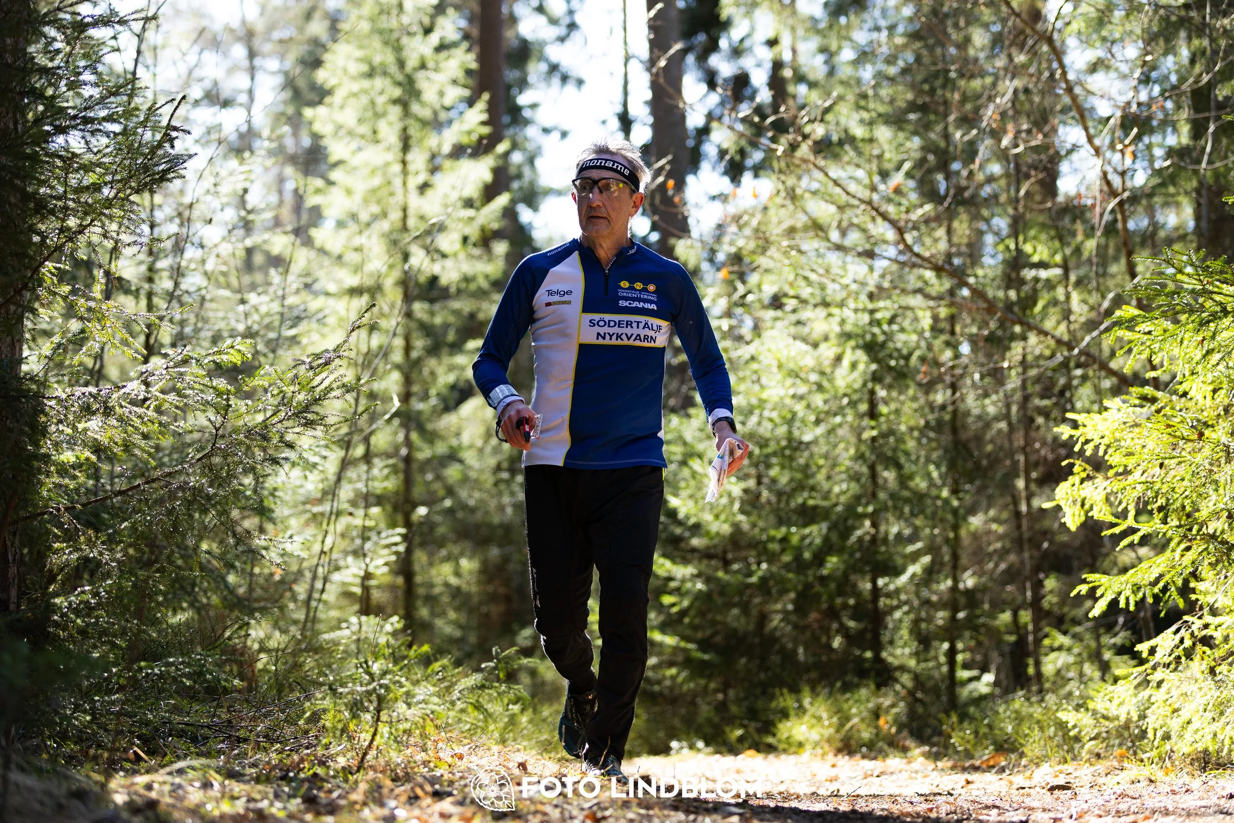 Orienteering in forest terrain at Nyköpingsorienteringen 2026, photographed by Foto Lindblom.