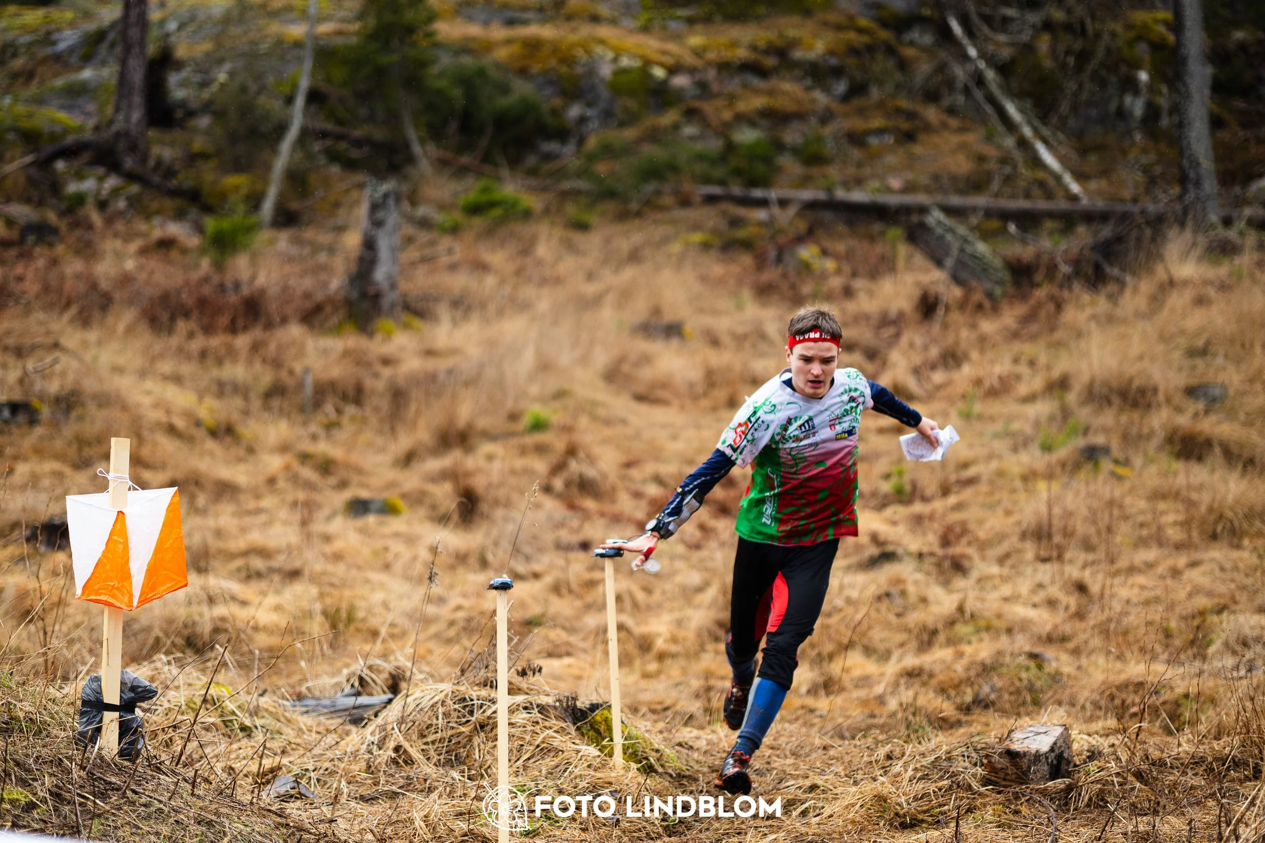 A photo from a Swedish orienteering league race in Kolmården during spring 2026, captured by Foto Lindblom.