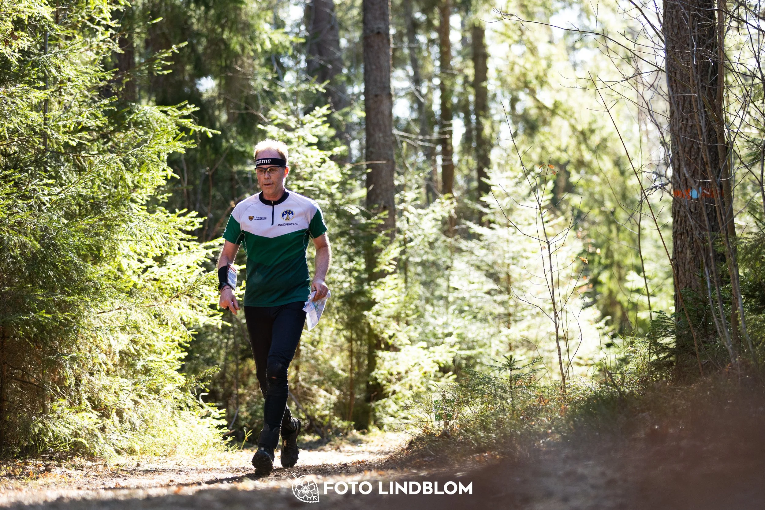 Forest orienteering action at Nyköpingsorienteringen 2026, documented in this photo by Foto Lindblom.