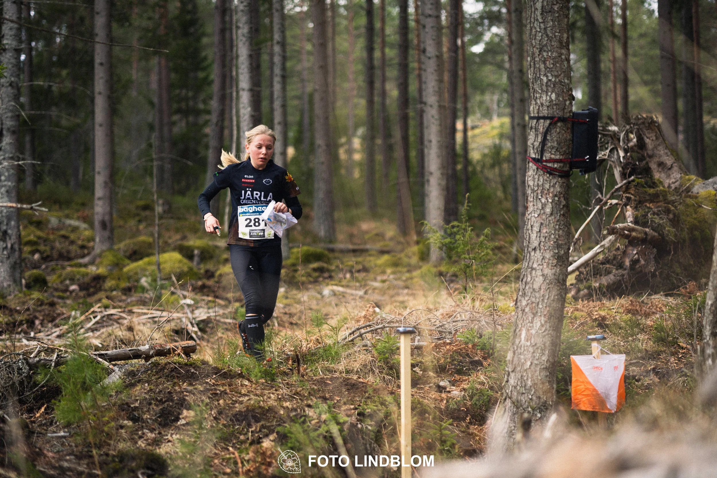 A photo from a relay orienteering competition in Kolmården during the 2026 Stafettligan season, captured by Foto Lindblom.