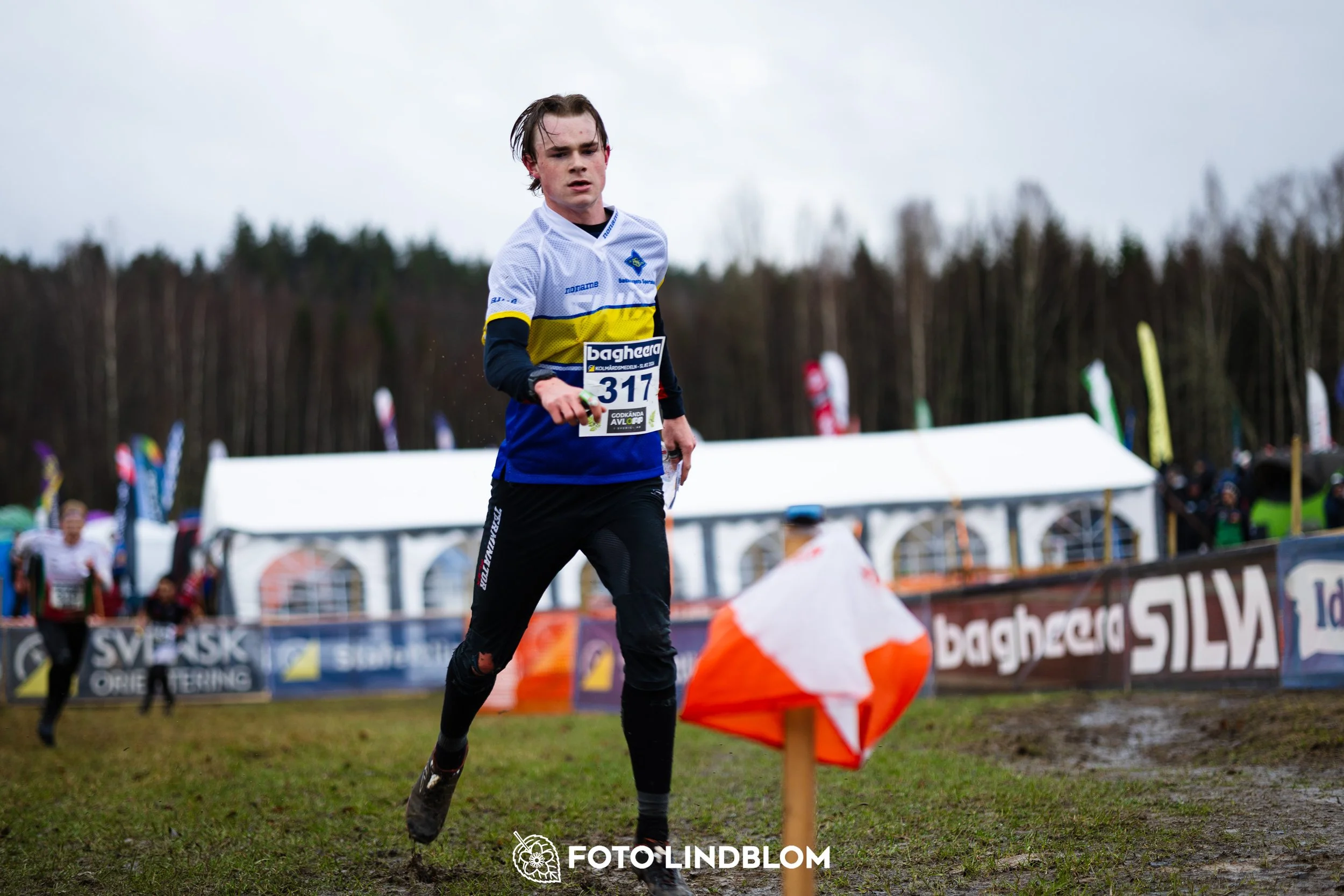 A moment from a middle distance orienteering race in Kolmården during the Swedish League 2026, captured by Foto Lindblom.