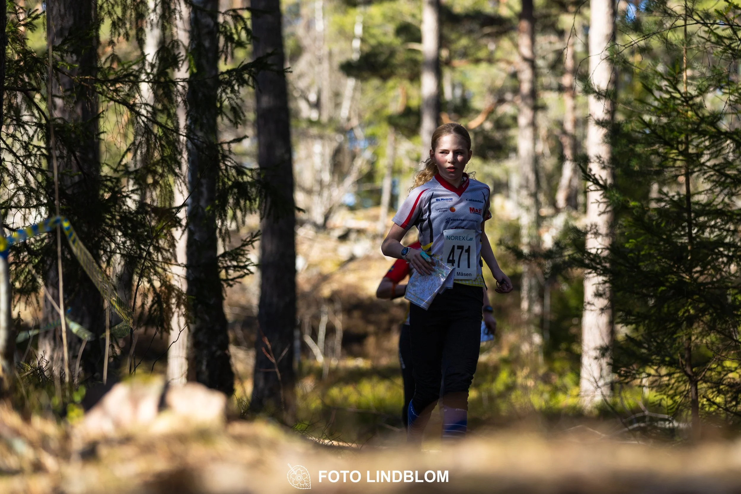 Team relay action at Måsenstafetten 2026, an orienteering competition in forest terrain, photographed by Foto Lindblom.