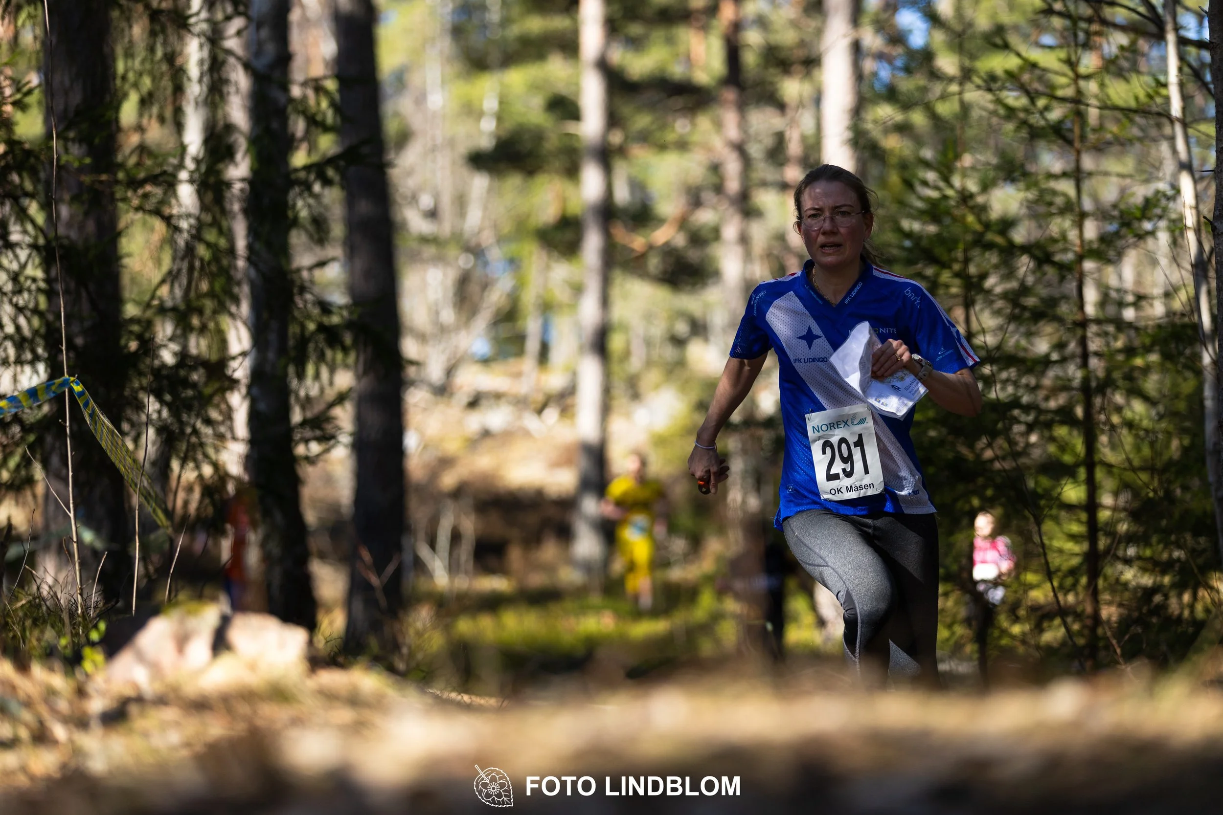 Orienteering relay race at Måsenstafetten 2026, featuring club teams navigating with map and compass, captured by Foto Lindblom.