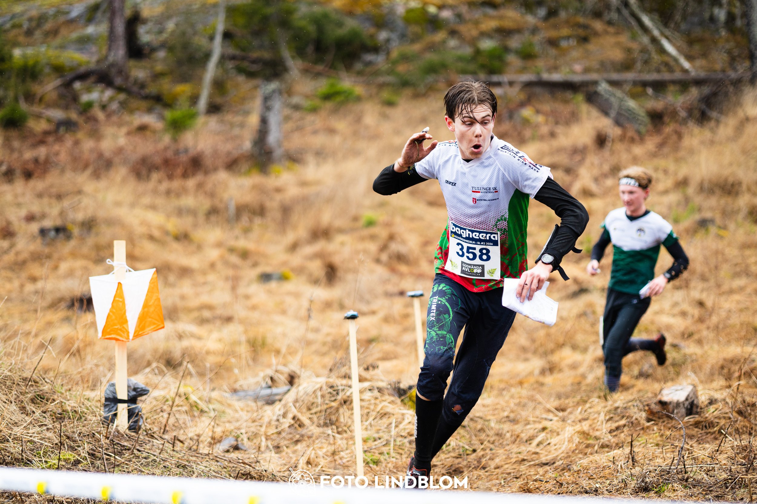 A moment from a middle distance orienteering race in Kolmården during the Swedish League 2026, captured by Foto Lindblom.