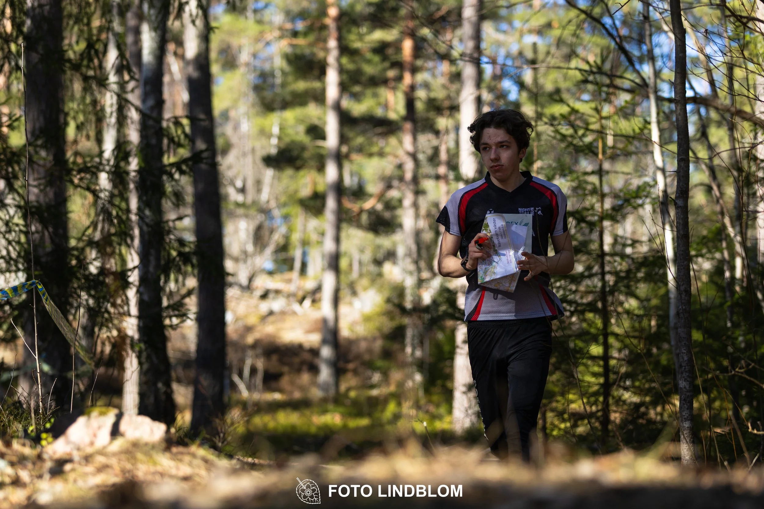 An image from the orienteering relay Måsenstafetten 2026, showing athletes in forest terrain, shot by Foto Lindblom.