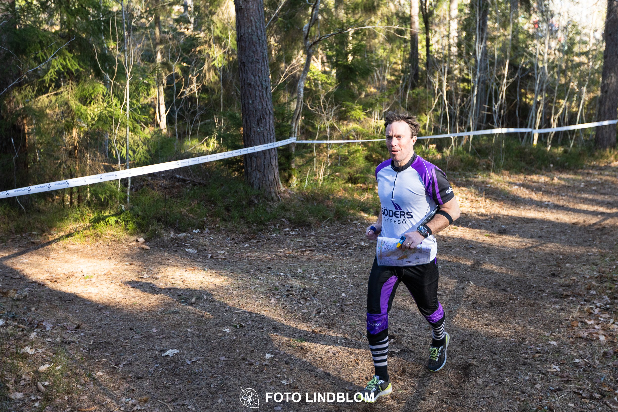 Orienteering relay race at Måsenstafetten 2026, featuring club teams navigating with map and compass, captured by Foto Lindblom.