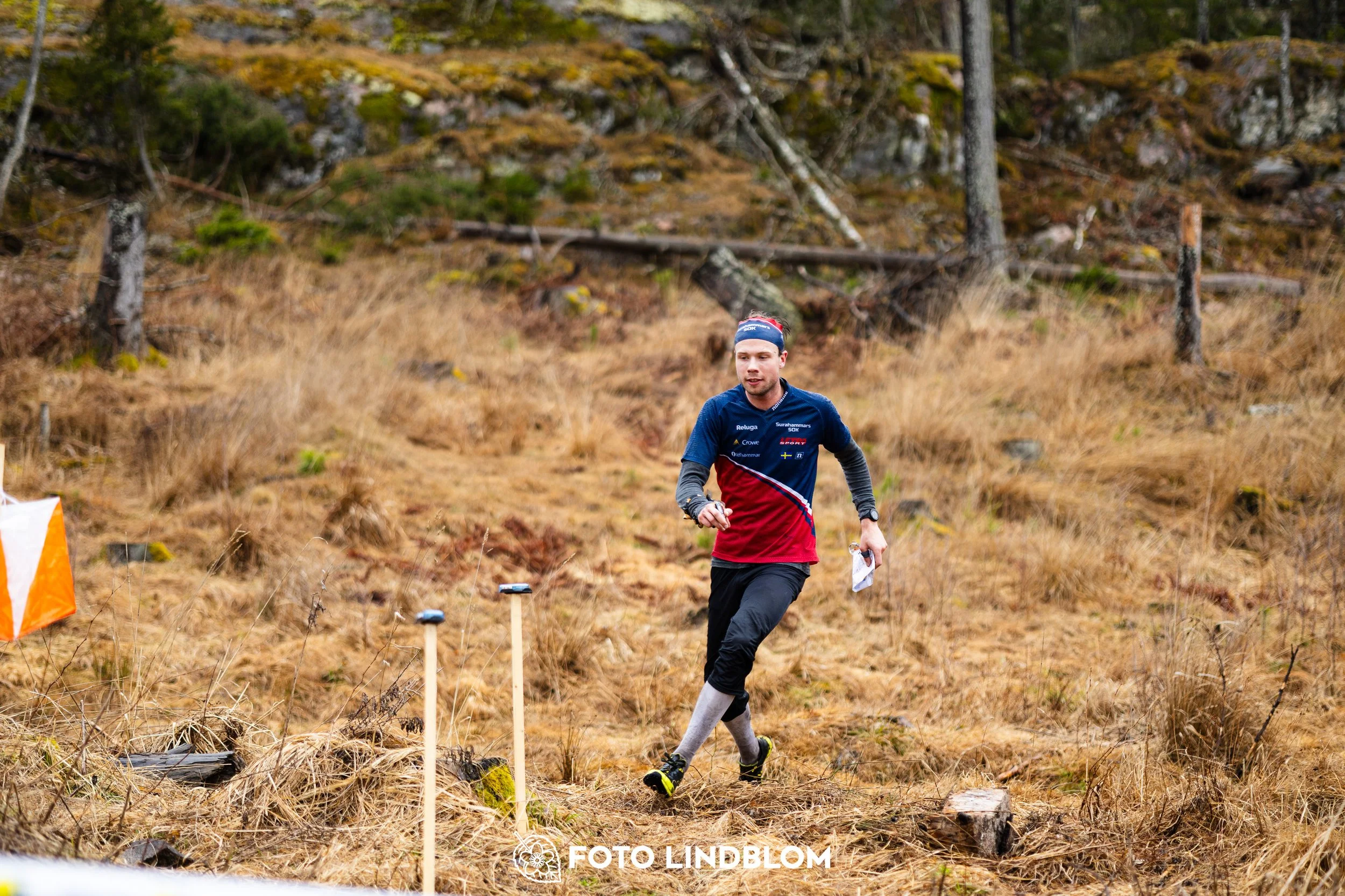 A photo from a Swedish orienteering league race in Kolmården during spring 2026, captured by Foto Lindblom.