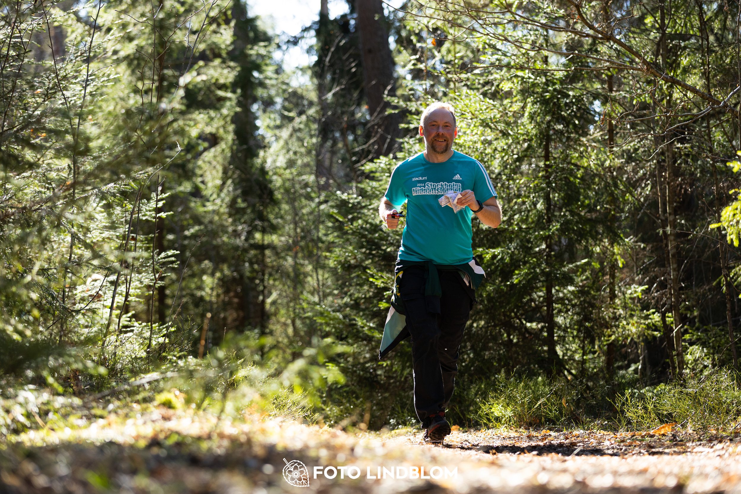 A photo from the 2026 Nyköpingsorienteringen orienteering event in a Swedish forest, captured by Foto Lindblom.
