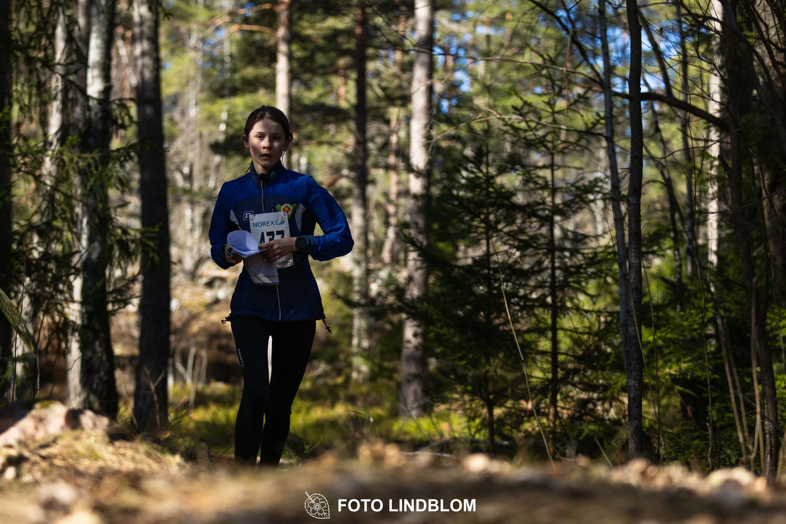 Forest relay orienteering at Måsenstafetten 2026, with teams competing in an endurance event, documented by Foto Lindblom.