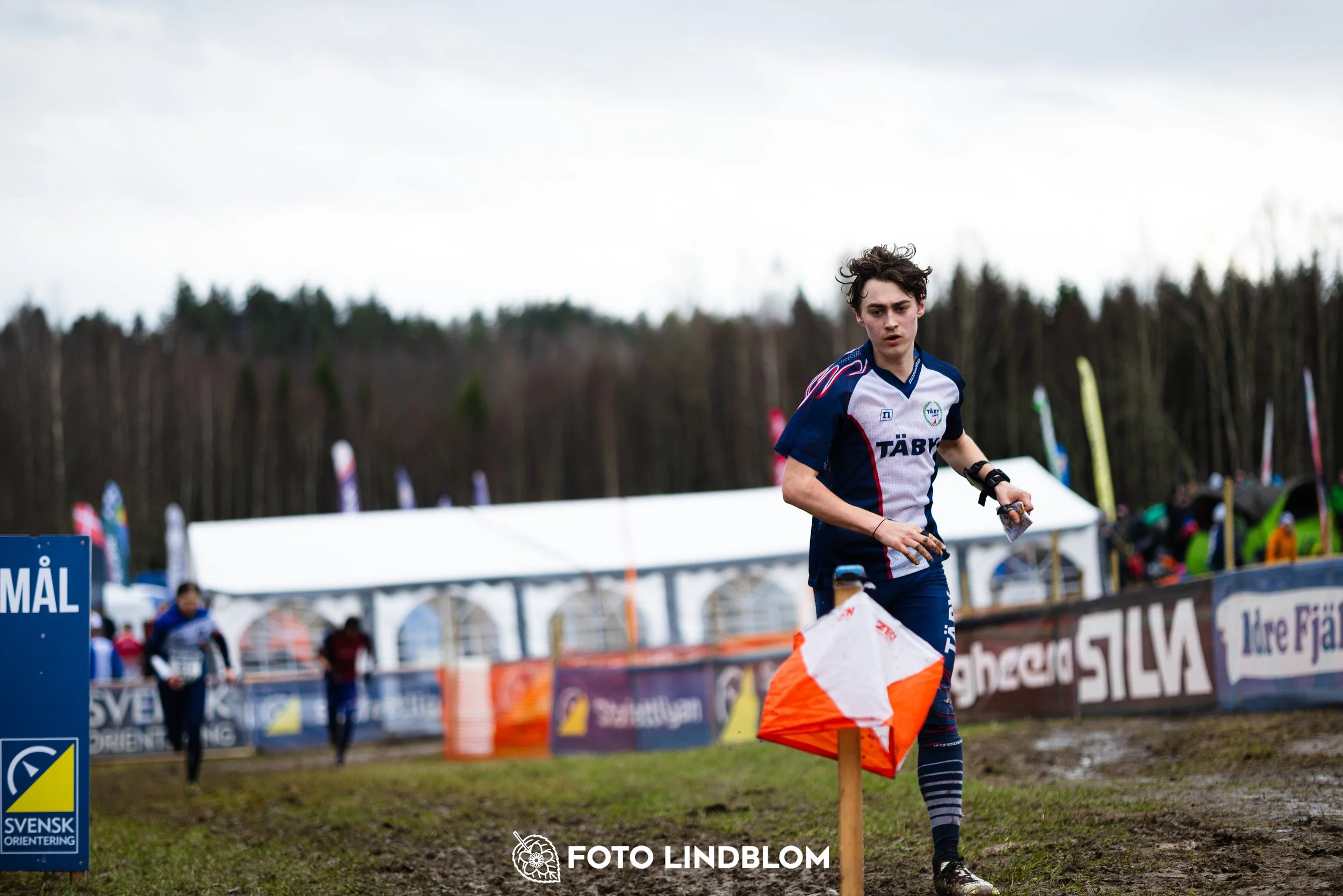 A moment from a middle distance orienteering race in Kolmården during the Swedish League 2026, captured by Foto Lindblom.