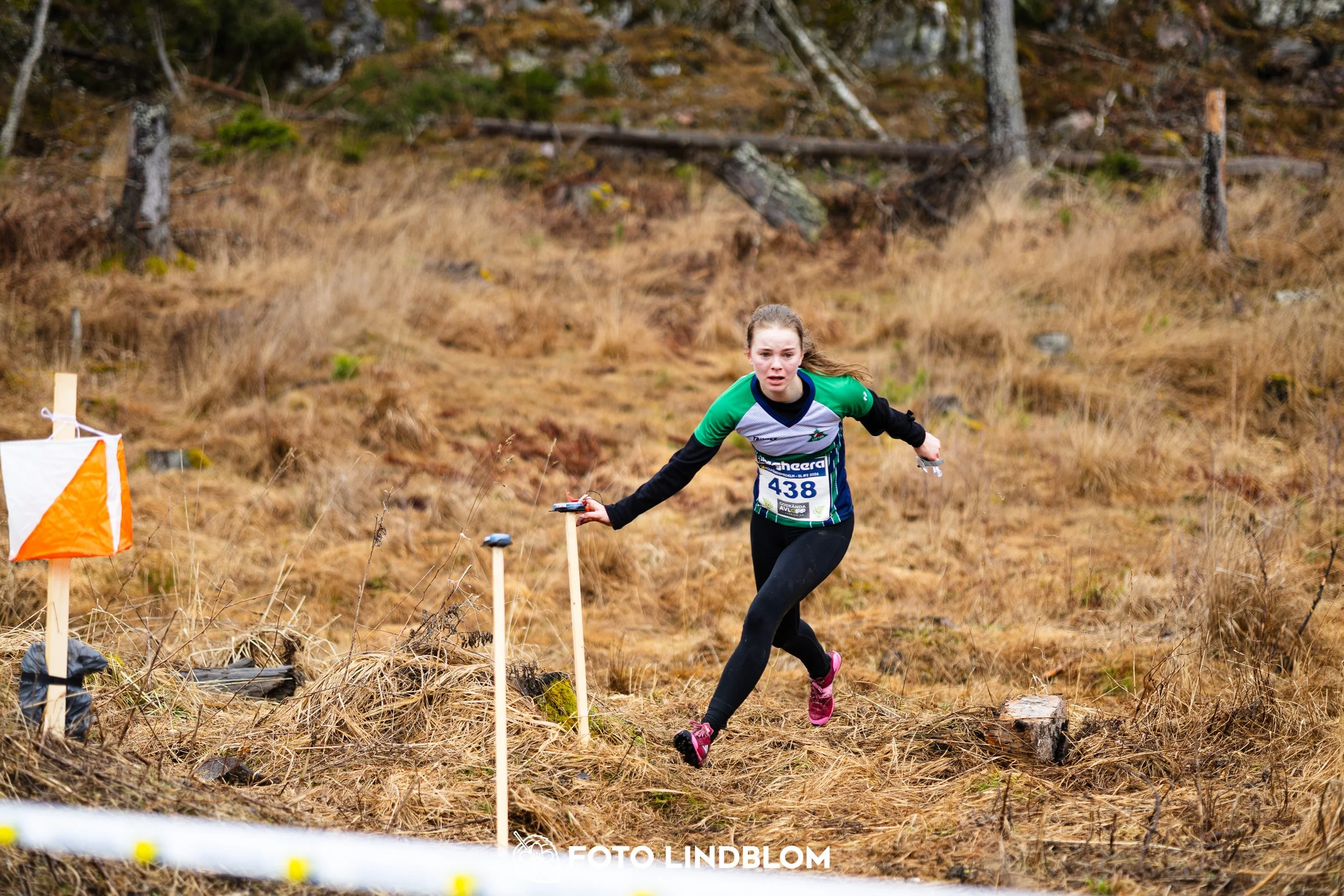 A moment from the 2026 Swedish League middle distance orienteering event in Kolmården, captured by Foto Lindblom.