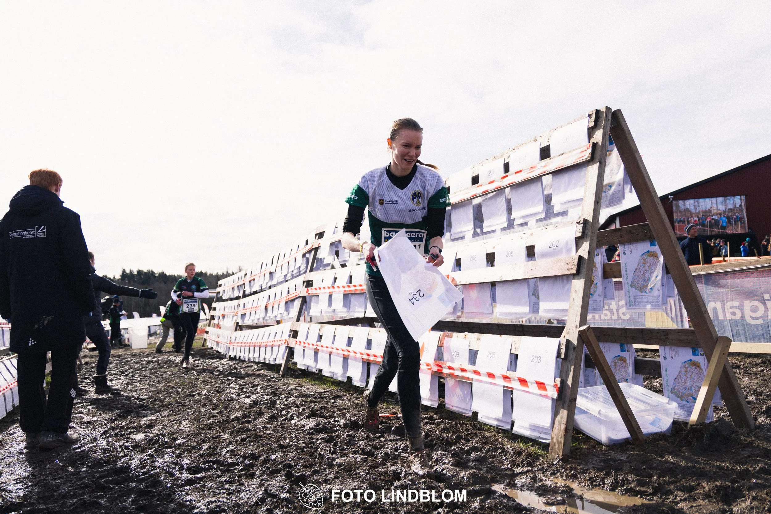 A photo from a Swedish relay orienteering event in Kolmården 2026, captured by Foto Lindblom.