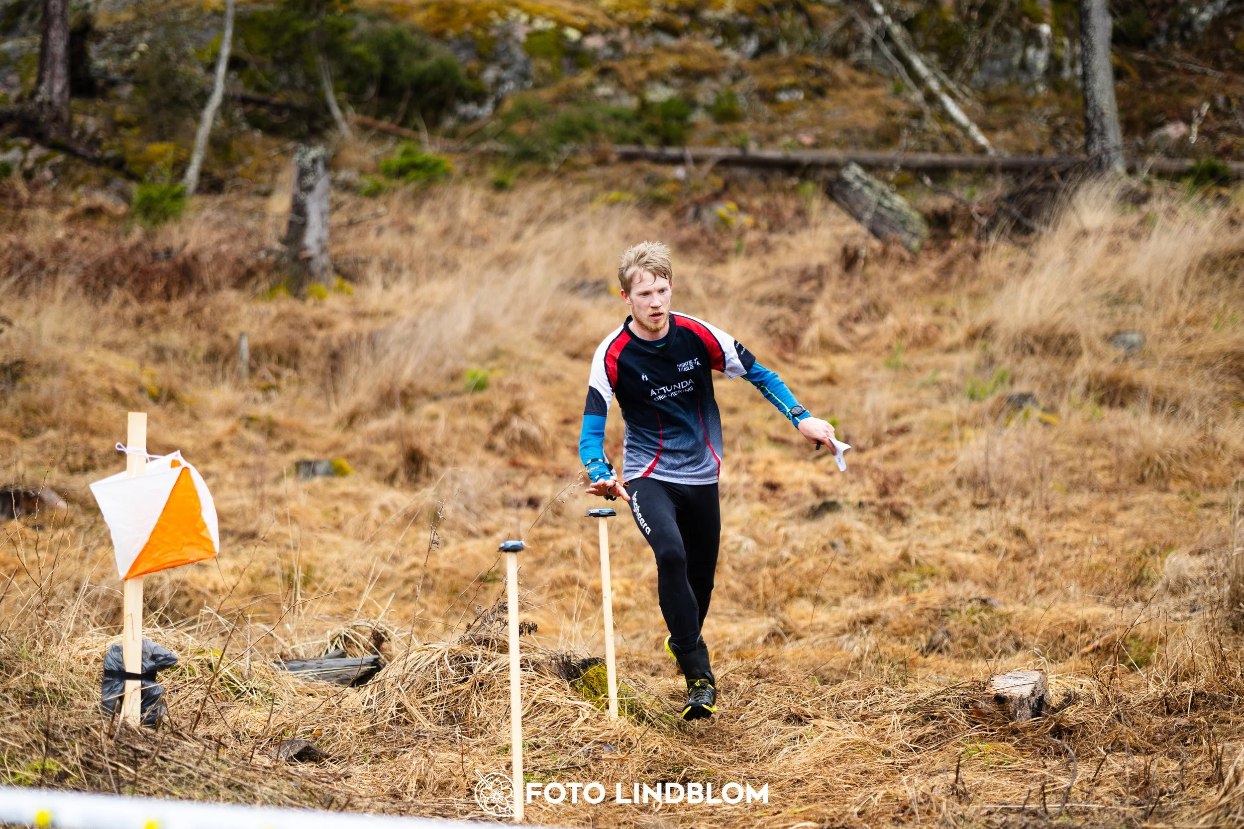 A moment from a middle distance orienteering race in Kolmården during the Swedish League 2026, captured by Foto Lindblom.