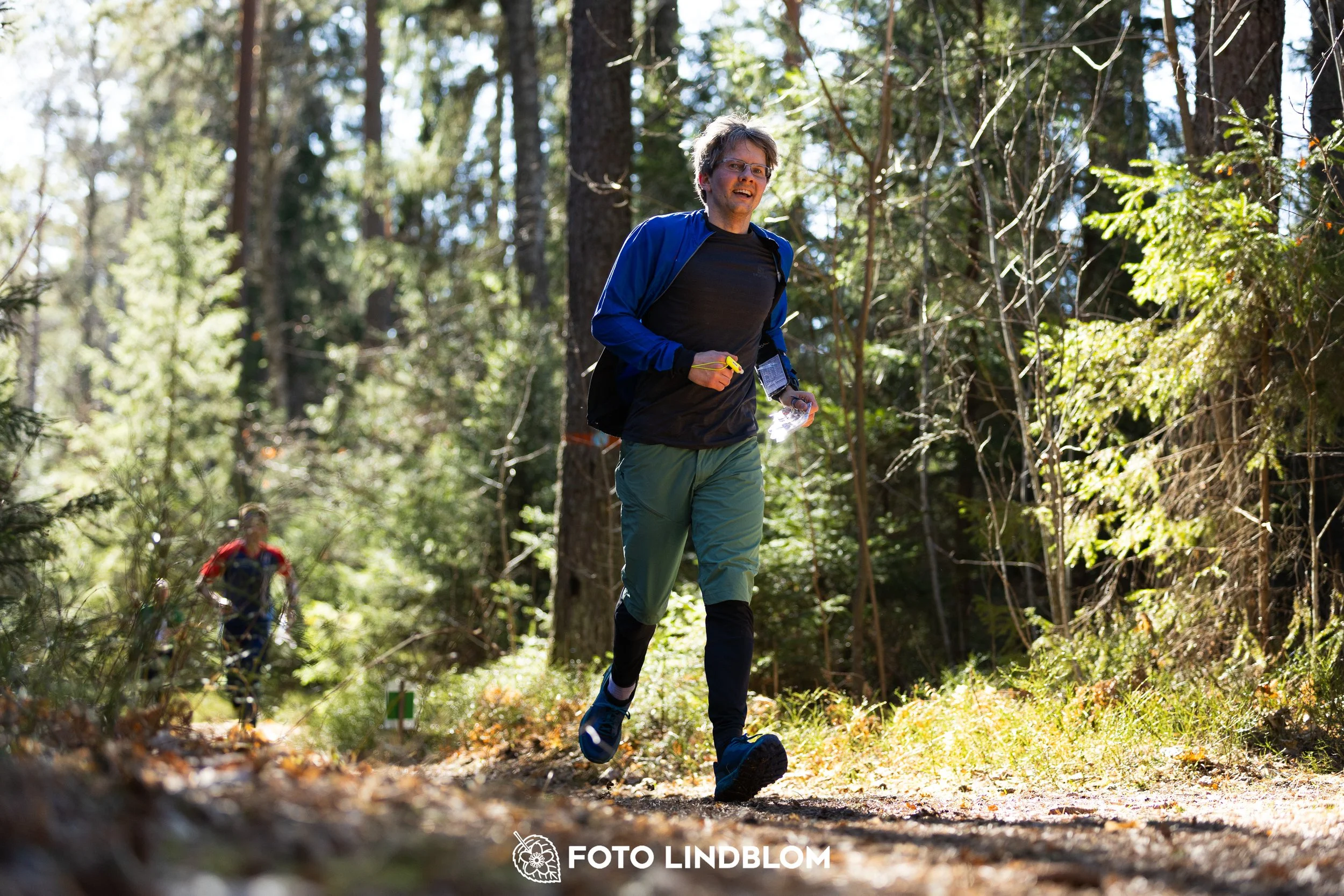 Orienteering in forest terrain at Nyköpingsorienteringen 2026, photographed by Foto Lindblom.