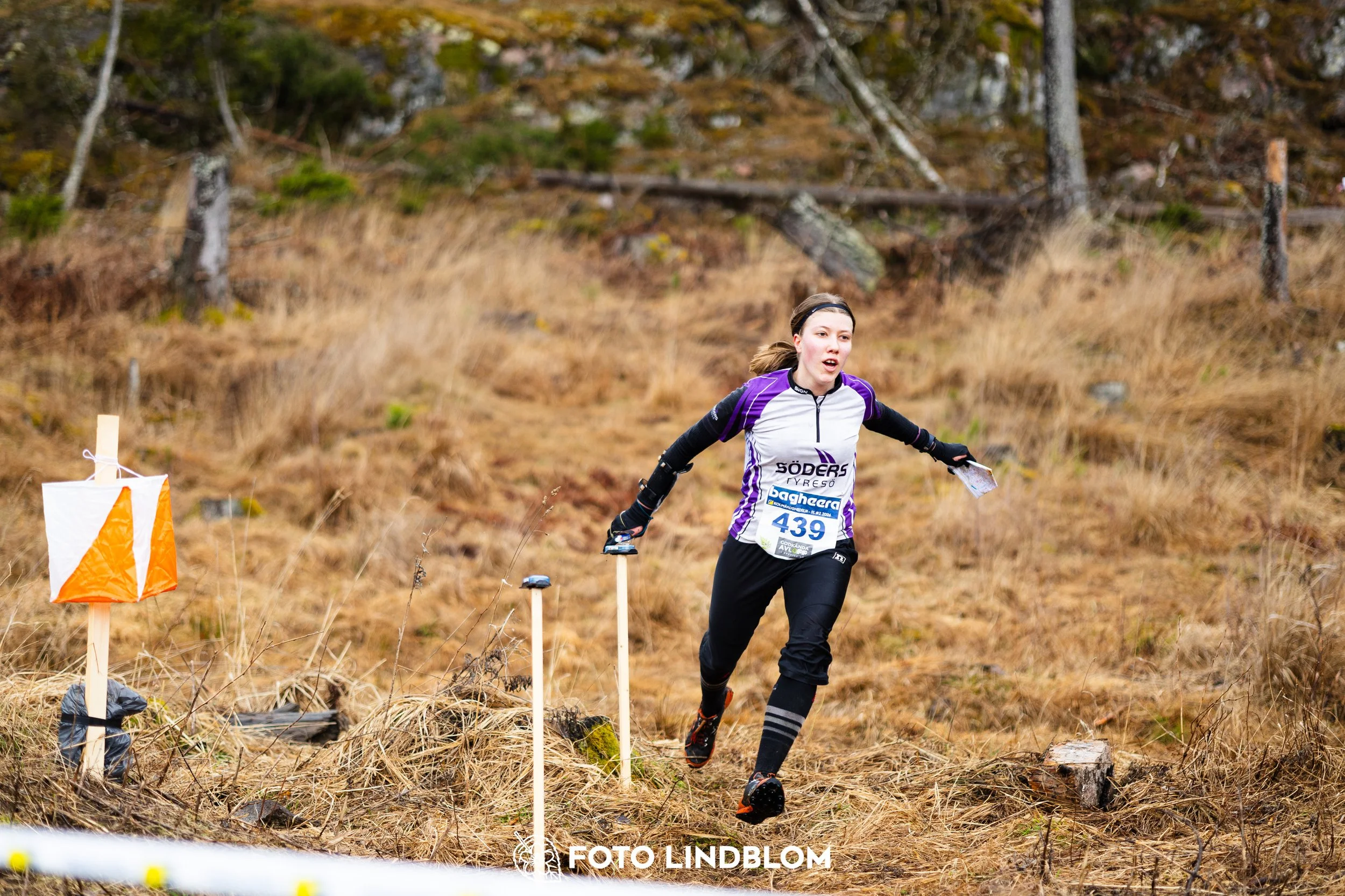 A moment captured during the Swedish League orienteering competition in Kolmården 2026 by Foto Lindblom.