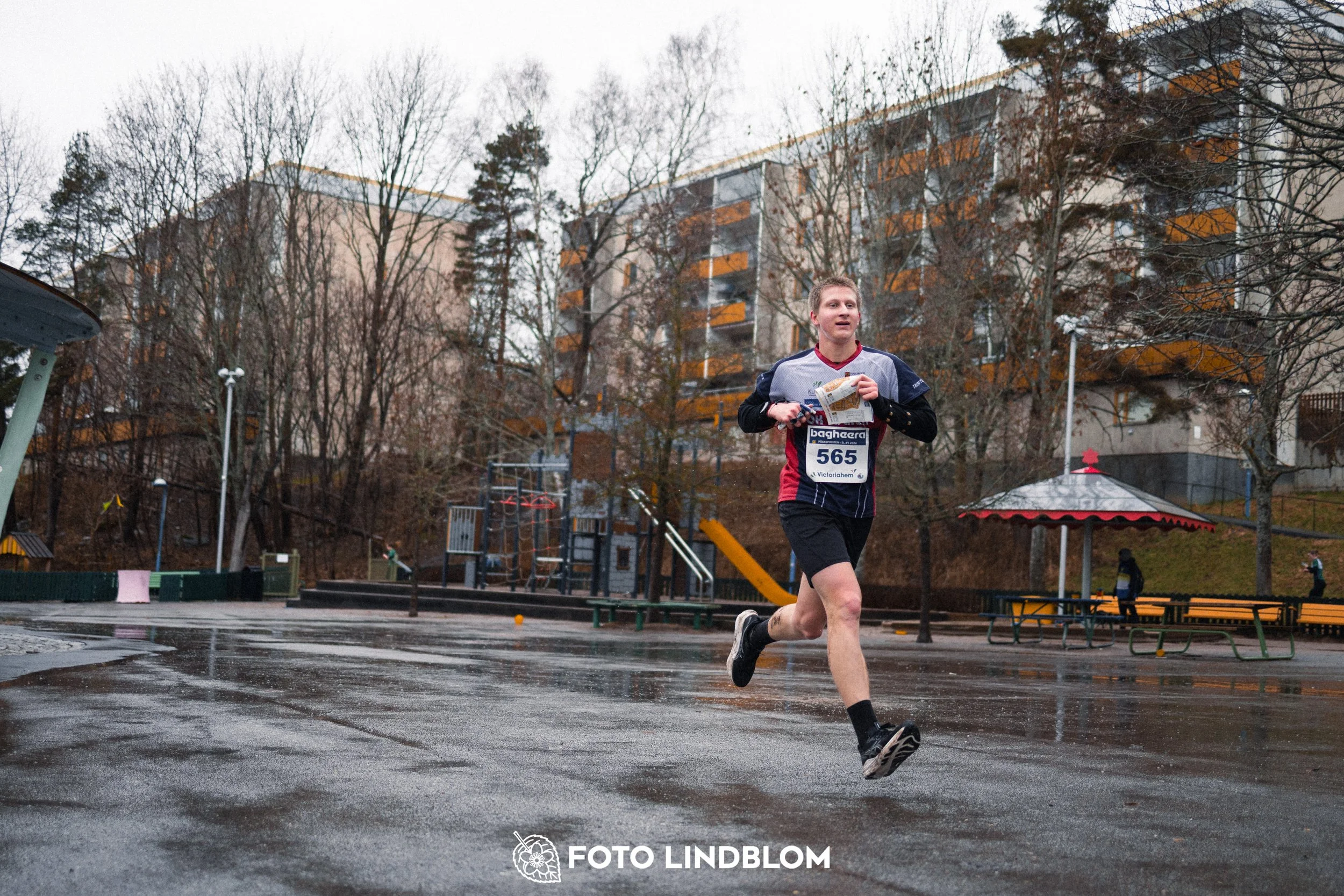 A moment from an urban orienteering race during the Swedish League event in Rinkeby Stockholm 2026, captured by Foto Lindblom.