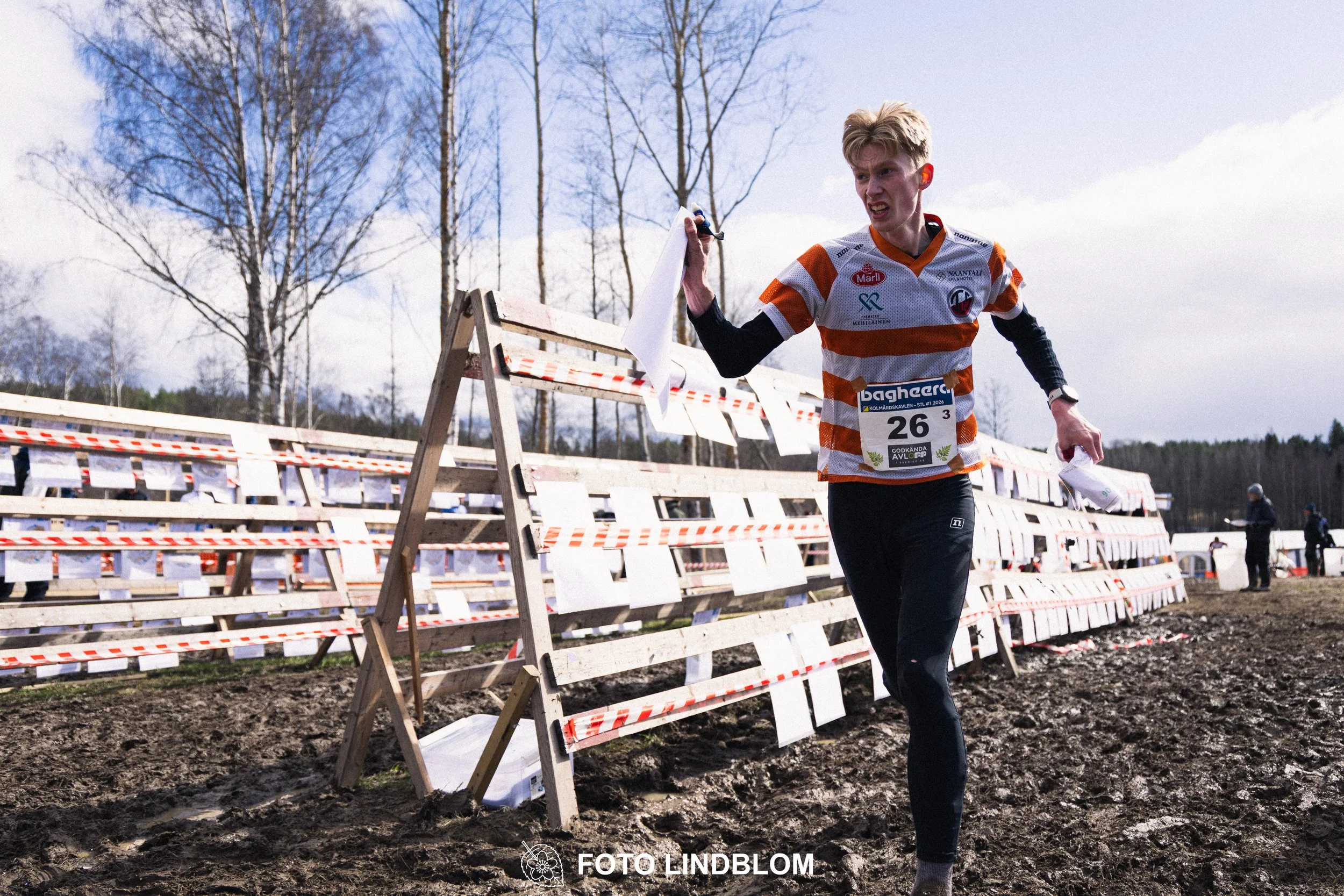 A scene from Kolmårdskavlen, the opening stage of the Swedish relay league 2026, captured by Foto Lindblom.