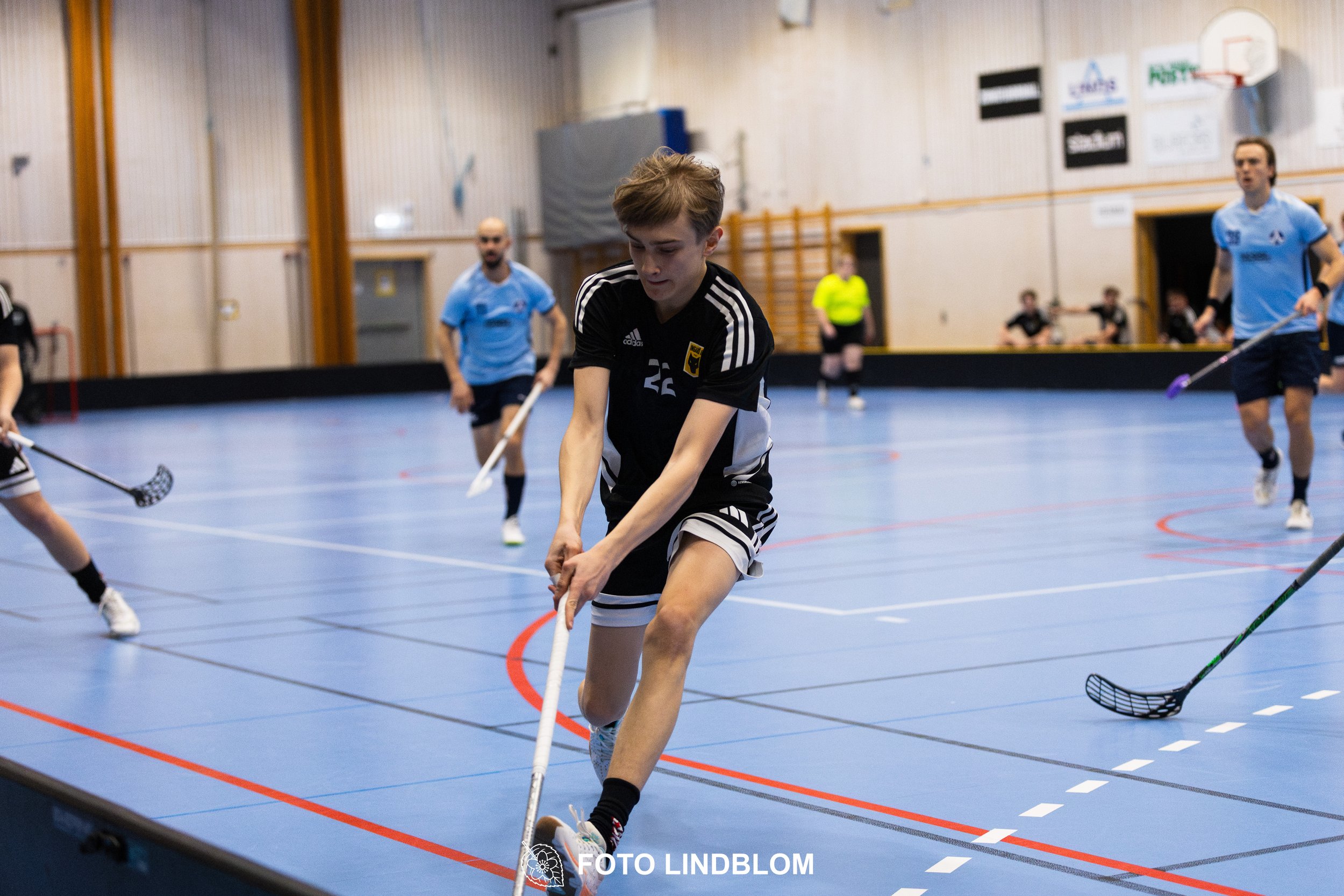 A picture of men playing floorball in Ingarö IF and Älvsjö AIK IBF team gear