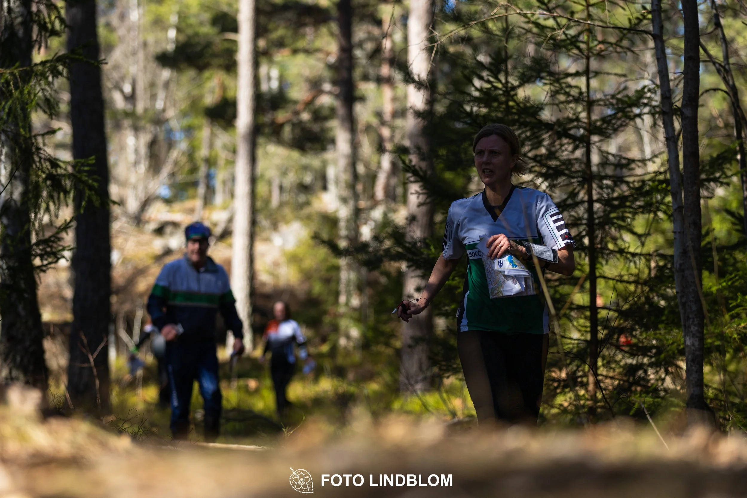 An image from the orienteering relay Måsenstafetten 2026, showing athletes in forest terrain, shot by Foto Lindblom.