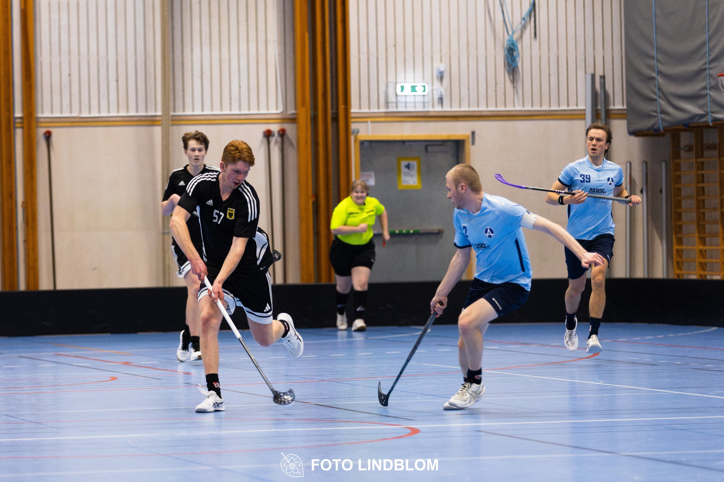 A picture of men playing floorball in Ingarö IF and Älvsjö AIK IBF team gear